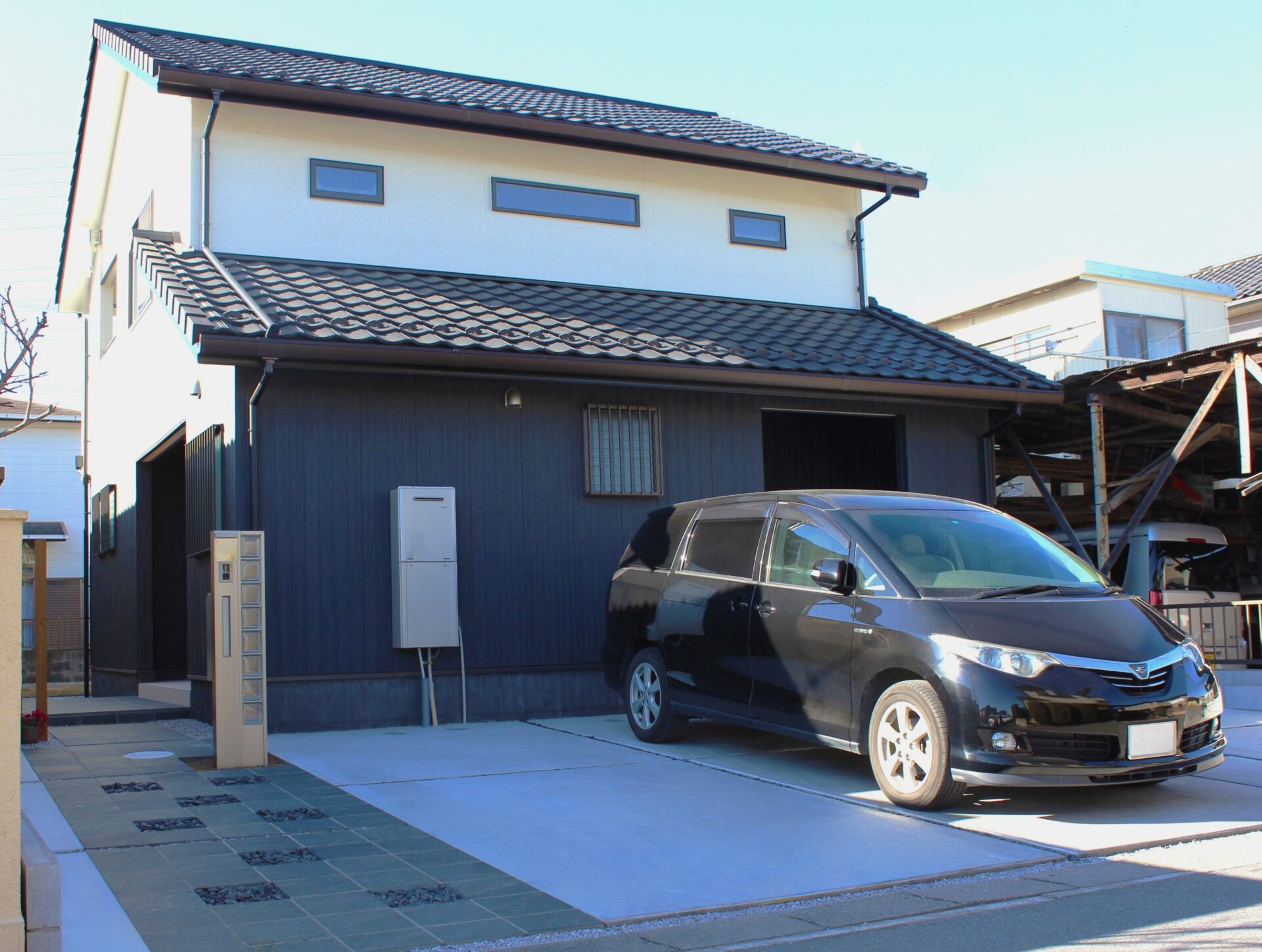 鴻巣市　自然石と黒い玉石のアプローチが建物と調和するオープン外構