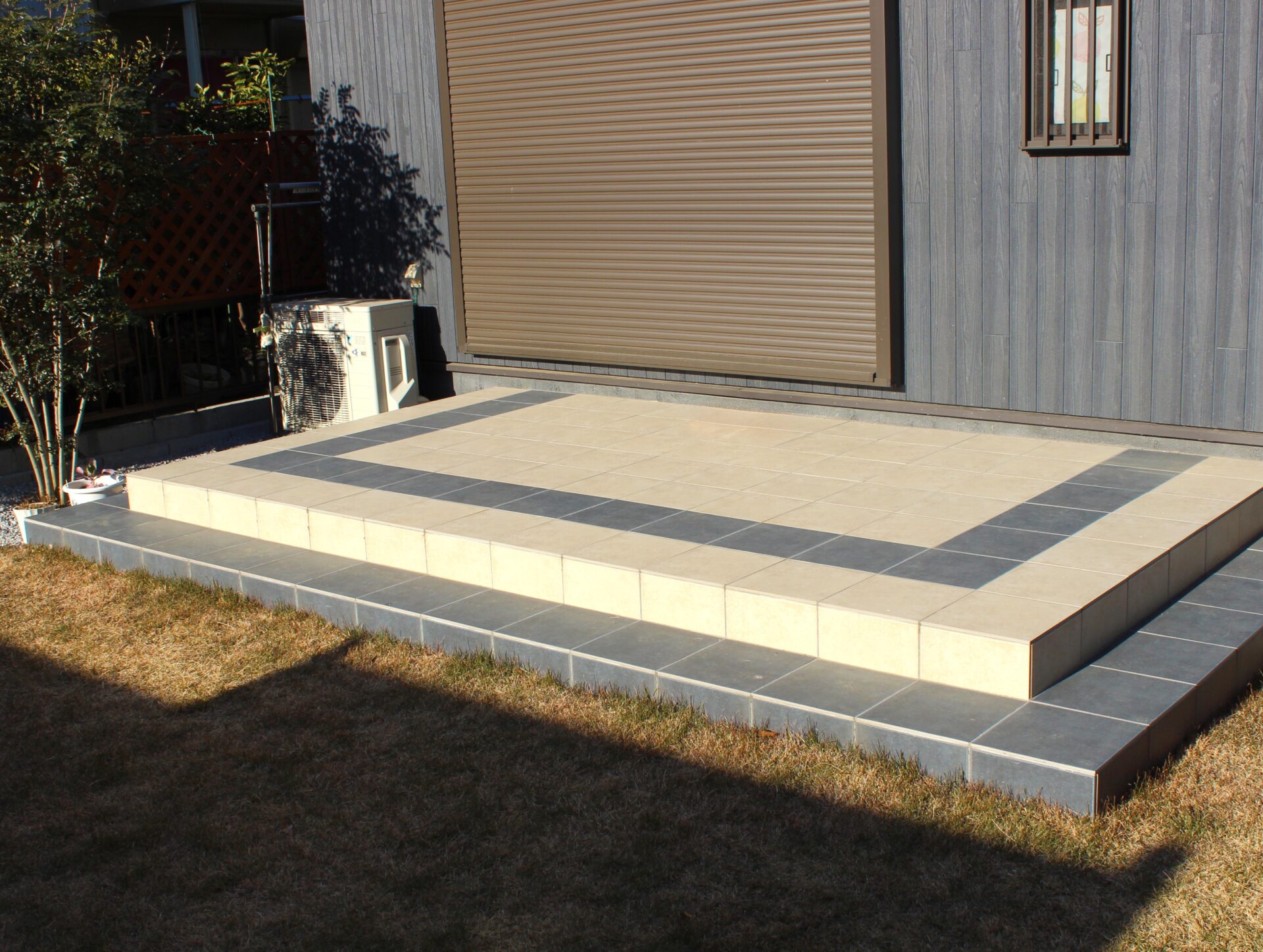 鴻巣市　2色のタイルでシンプルながら個性のあるタイルデッキ