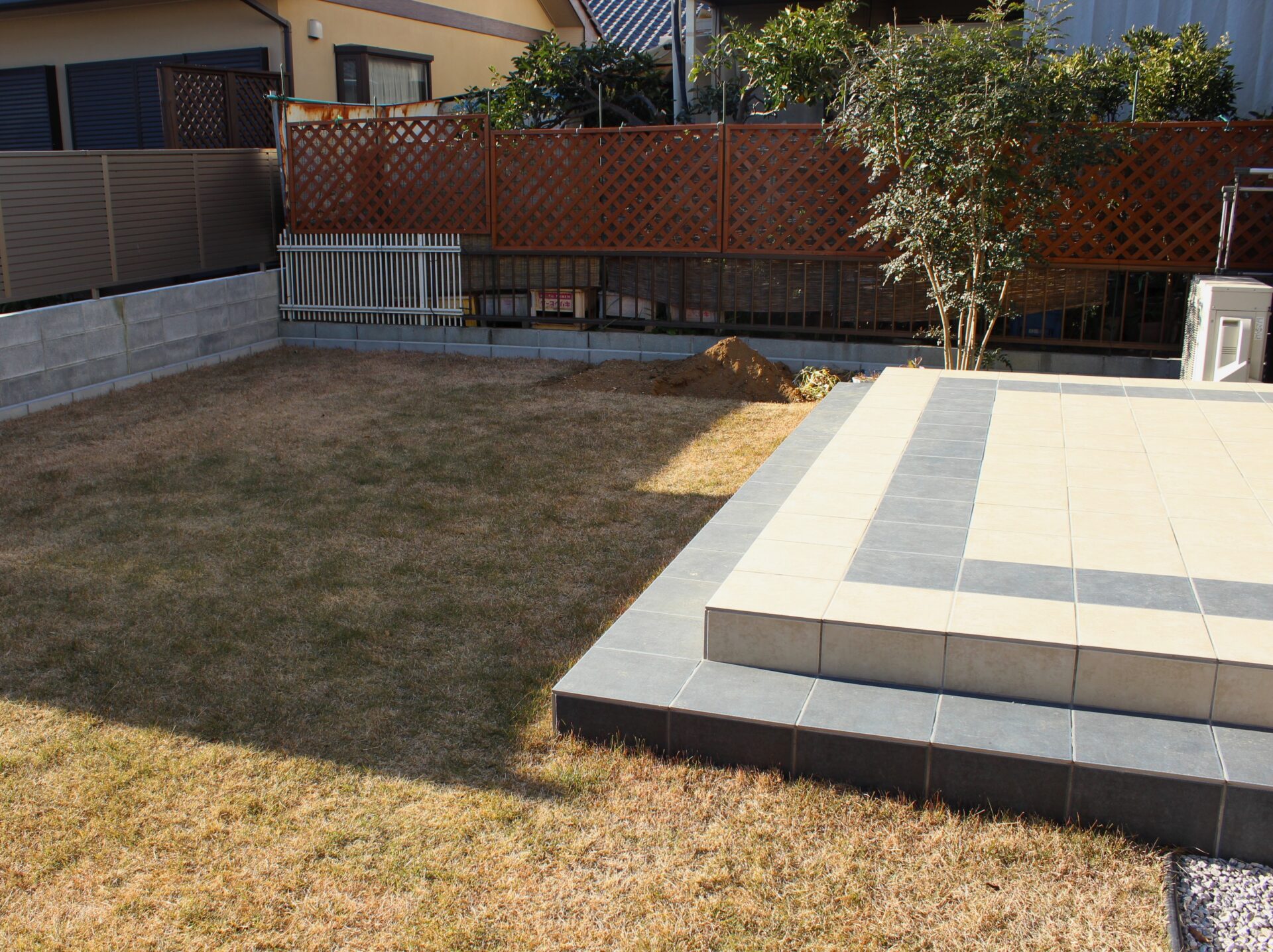 鴻巣市　自然石と黒い玉石のアプローチが建物と調和するオープン外構の庭まわり