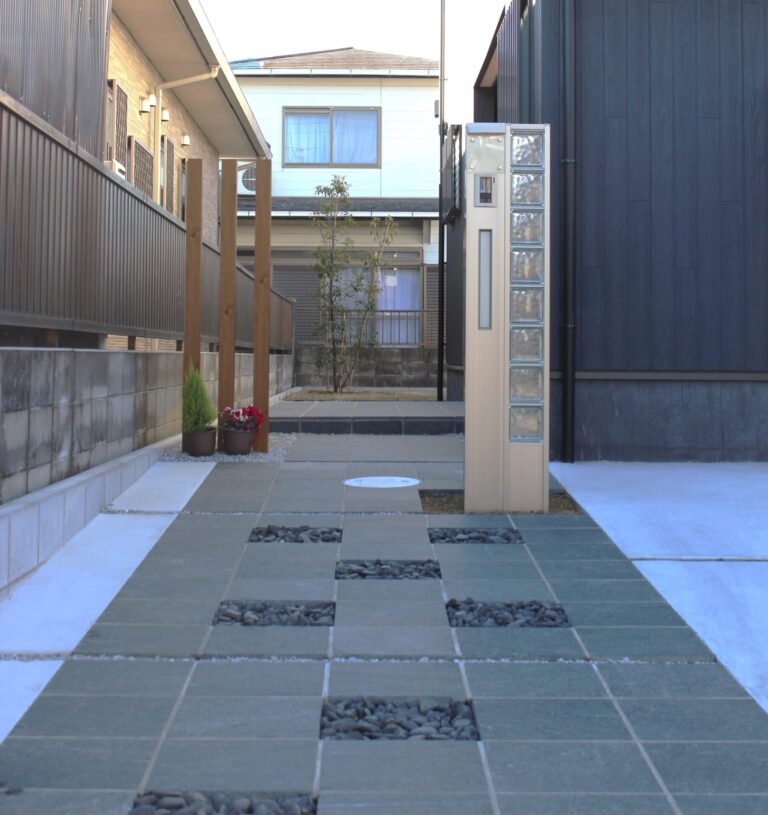 鴻巣市　黒色の天然石と黒色の玉砂利を組み合わせたアプローチ