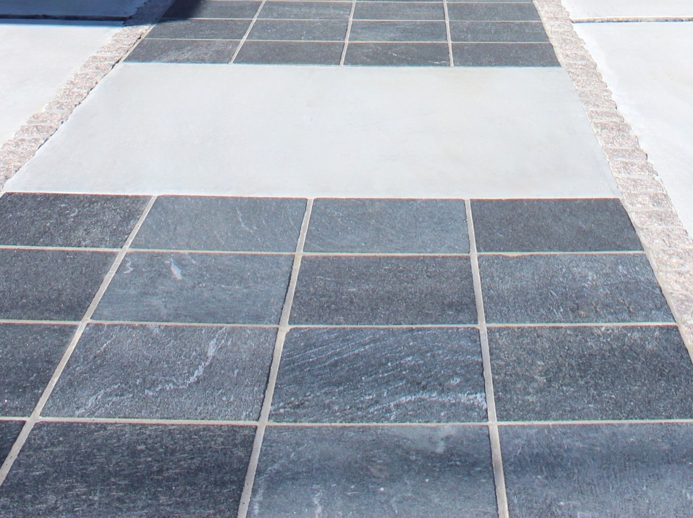 熊谷市　使う・寛ぐ・楽しむ　世代の想いが詰まったこだわりのセミクローズ外構のアプローチ詳細