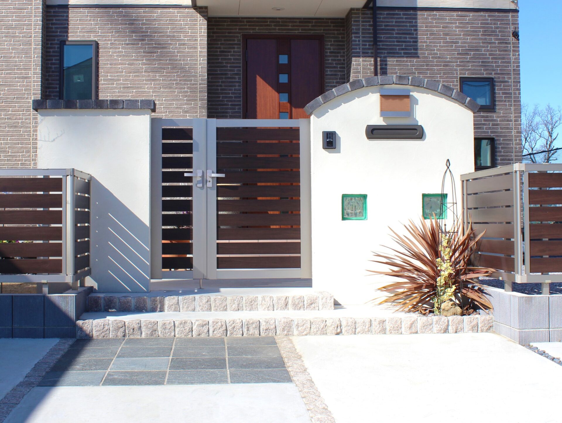 熊谷市　使う・寛ぐ・楽しむ　世代の想いが詰まったこだわりのセミクローズ外構の門まわり