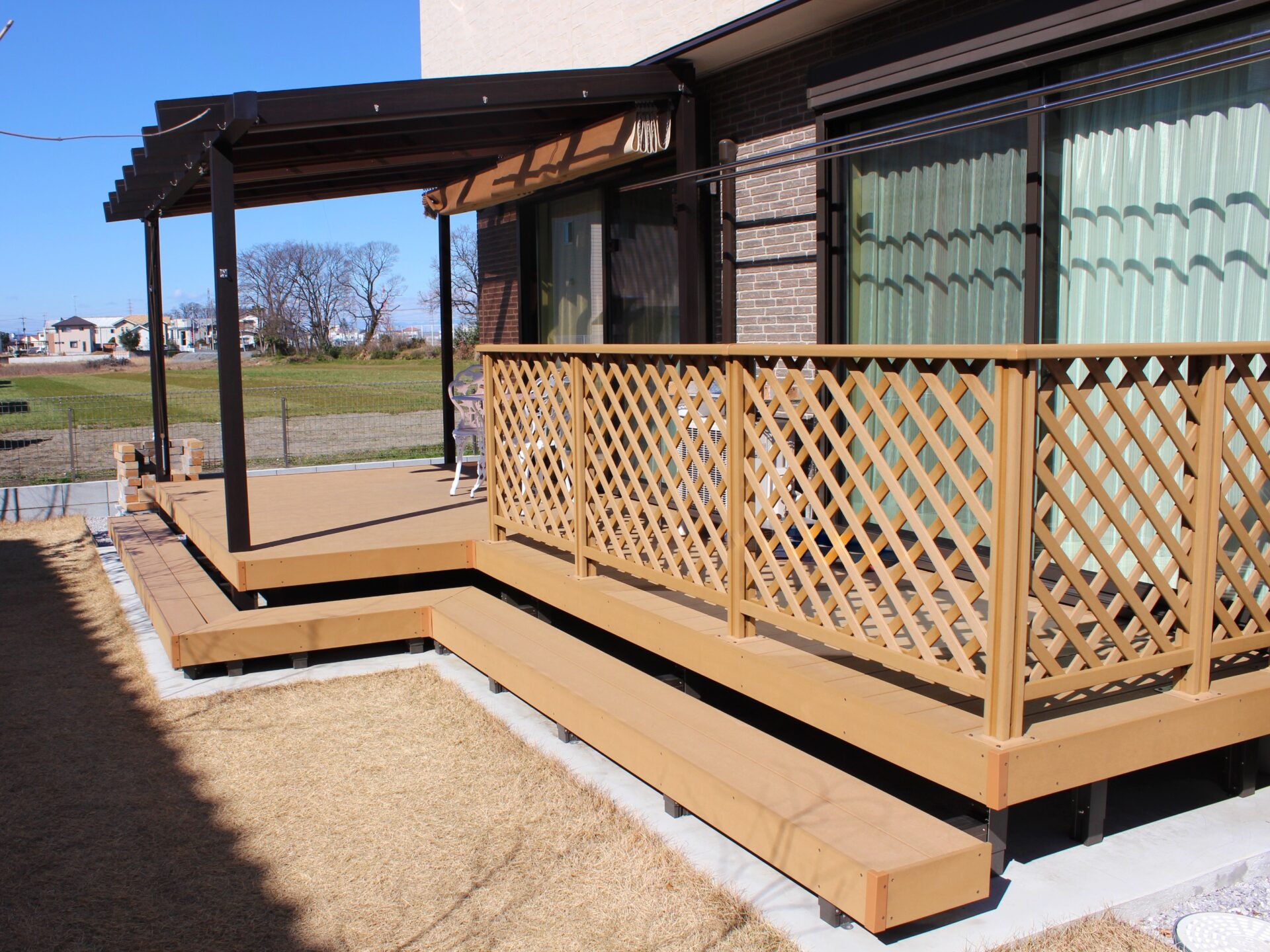 熊谷市　使う・寛ぐ・楽しむ　世代の想いが詰まったこだわりのセミクローズ外構のデッキテラス