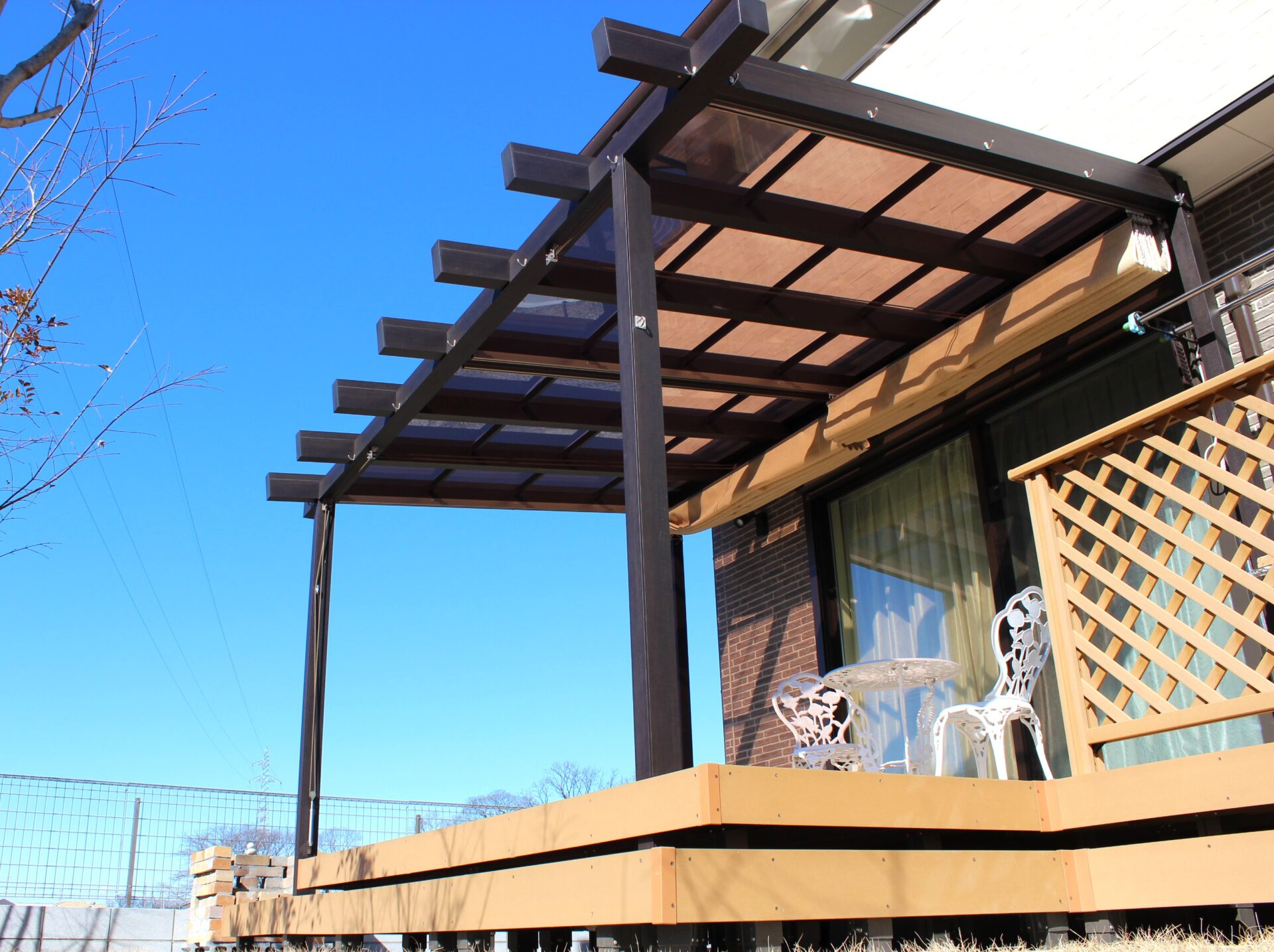 熊谷市　使う・寛ぐ・楽しむ　世代の想いが詰まったこだわりのセミクローズ外構のパーゴラ