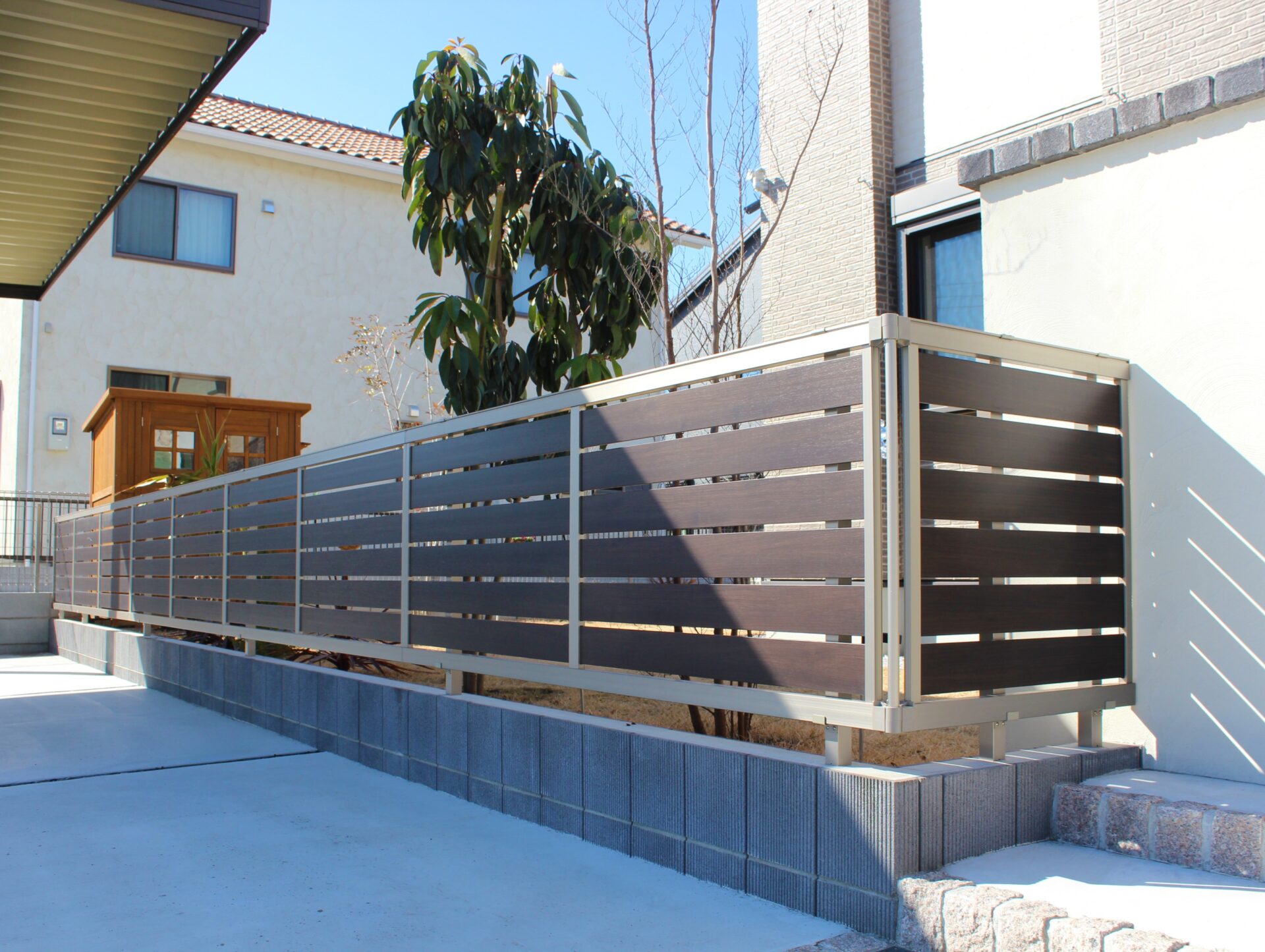 熊谷市　使う・寛ぐ・楽しむ　世代の想いが詰まったこだわりのセミクローズ外構の目隠しフェンス