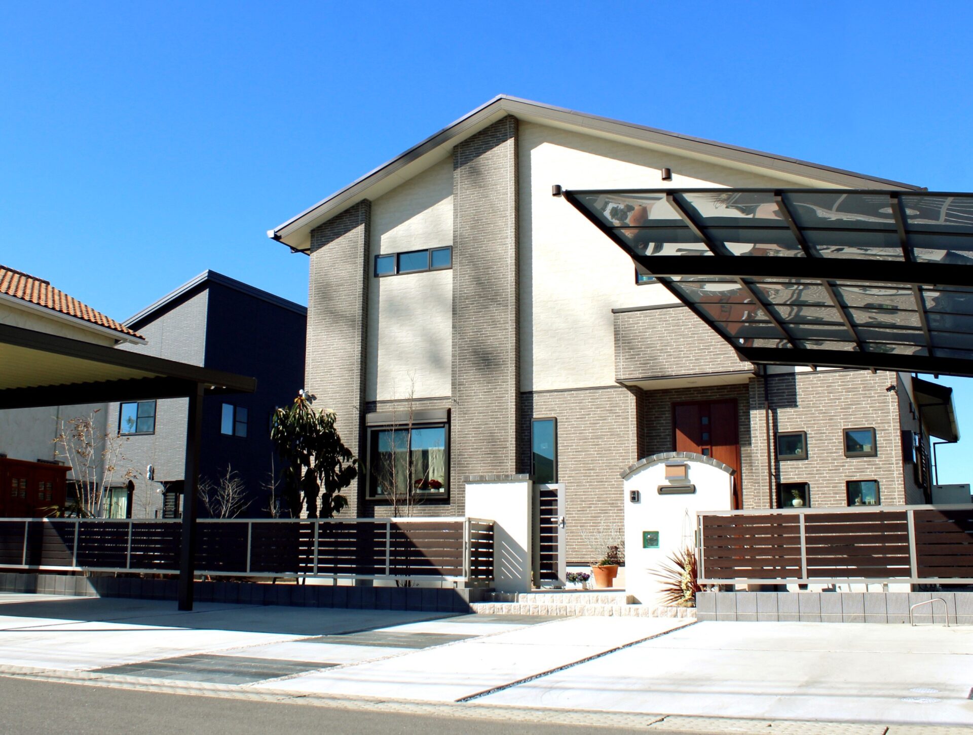 熊谷市　使う・寛ぐ・楽しむ　世代の想いが詰まったこだわりのセミクローズ外構