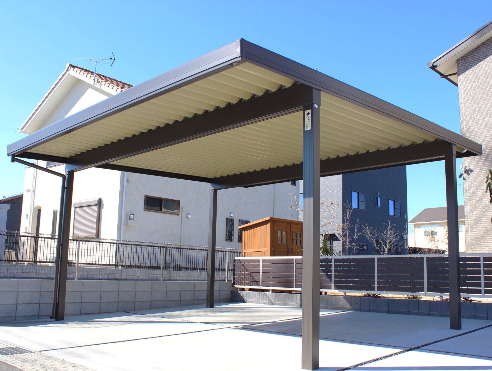 熊谷市　使う・寛ぐ・楽しむ　世代の想いが詰まったこだわりのセミクローズ外構の折板屋根カーポート