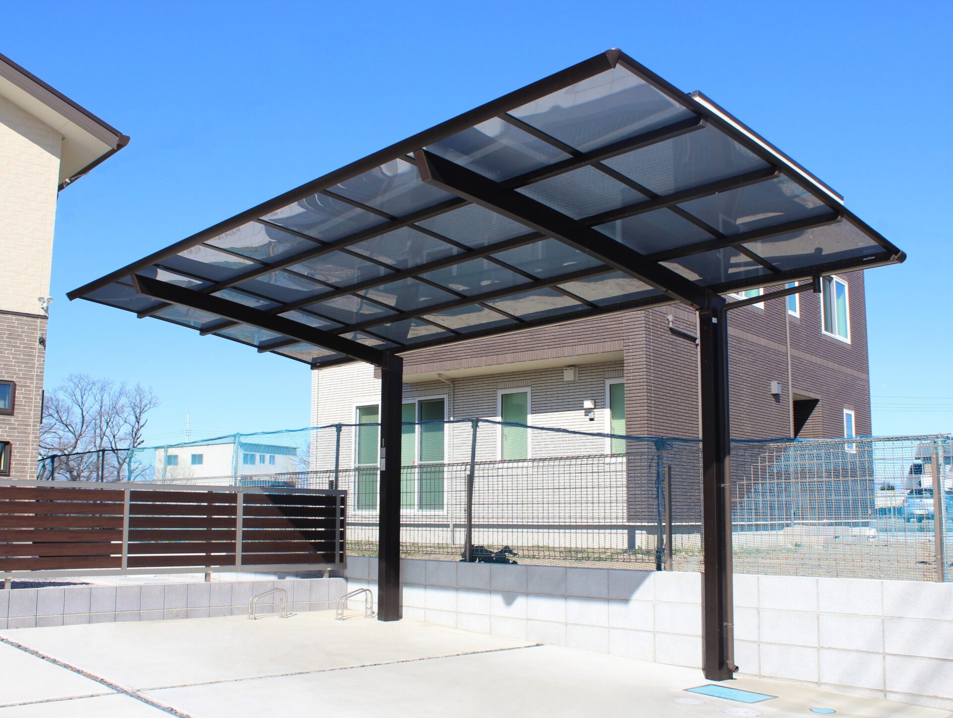 熊谷市　使う・寛ぐ・楽しむ　世代の想いが詰まったこだわりのセミクローズ外構のカーポート