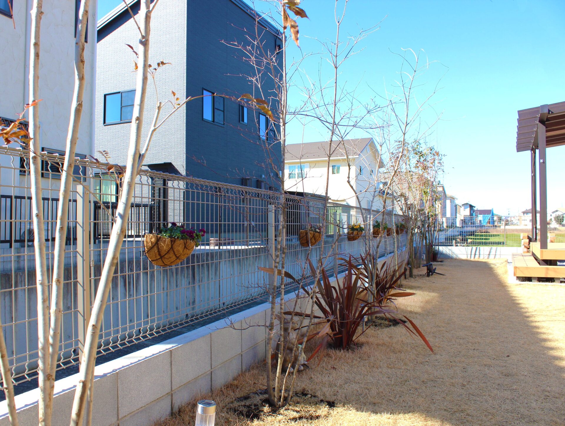 熊谷市　使う・寛ぐ・楽しむ　世代の想いが詰まったこだわりのセミクローズ外構の庭まわり