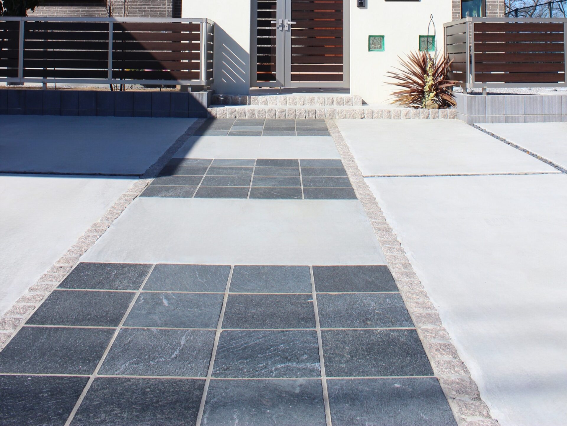 熊谷市　使う・寛ぐ・楽しむ　世代の想いが詰まったこだわりのセミクローズ外構のアプローチ