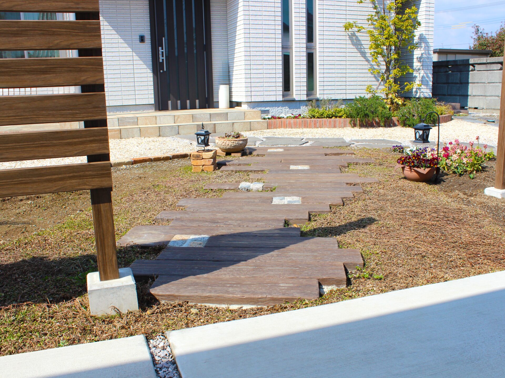 上里町　優雅なひとときを楽しむ「レンガ敷きパーゴラ風のテラス」の外構の枕木のアプローチ