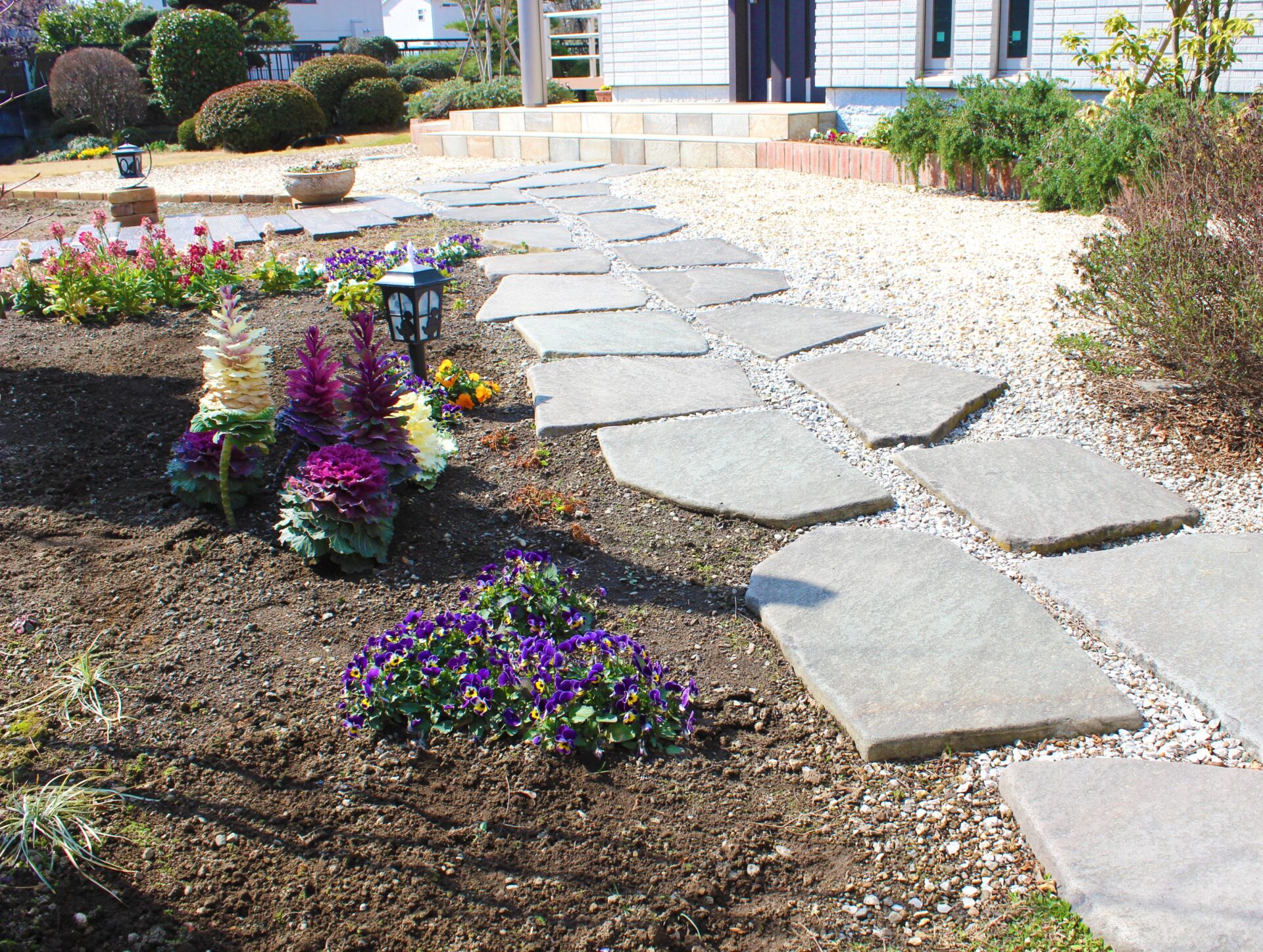 上里町　優雅なひとときを楽しむ「レンガ敷きパーゴラ風のテラス」の外構の石のアプローチ