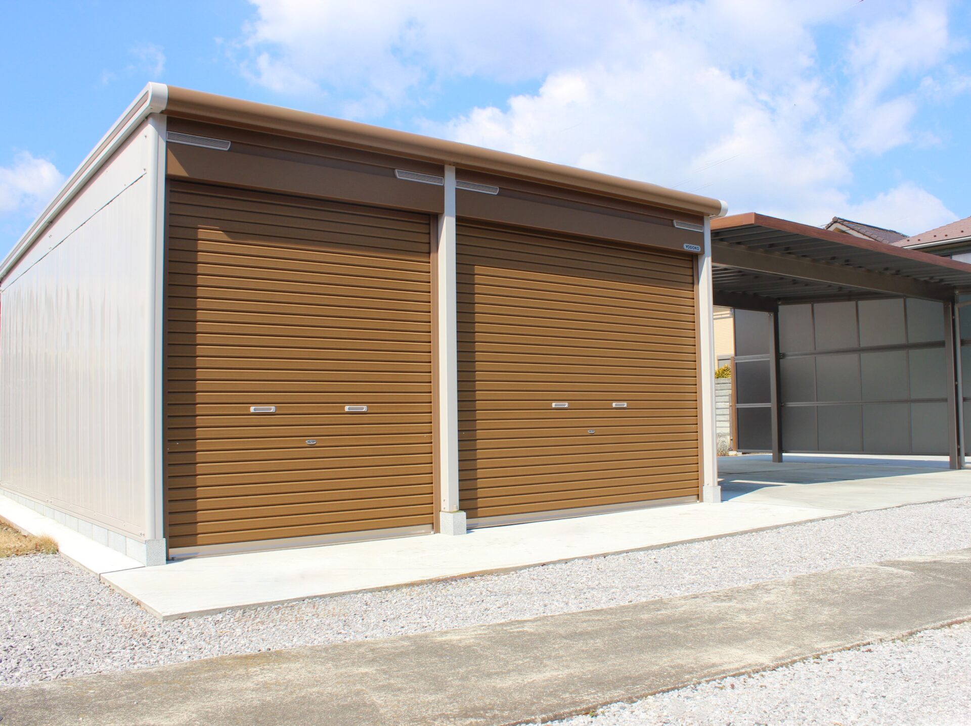 上里町　優雅なひとときを楽しむ「レンガ敷きパーゴラ風のテラス」の外構のガレージ