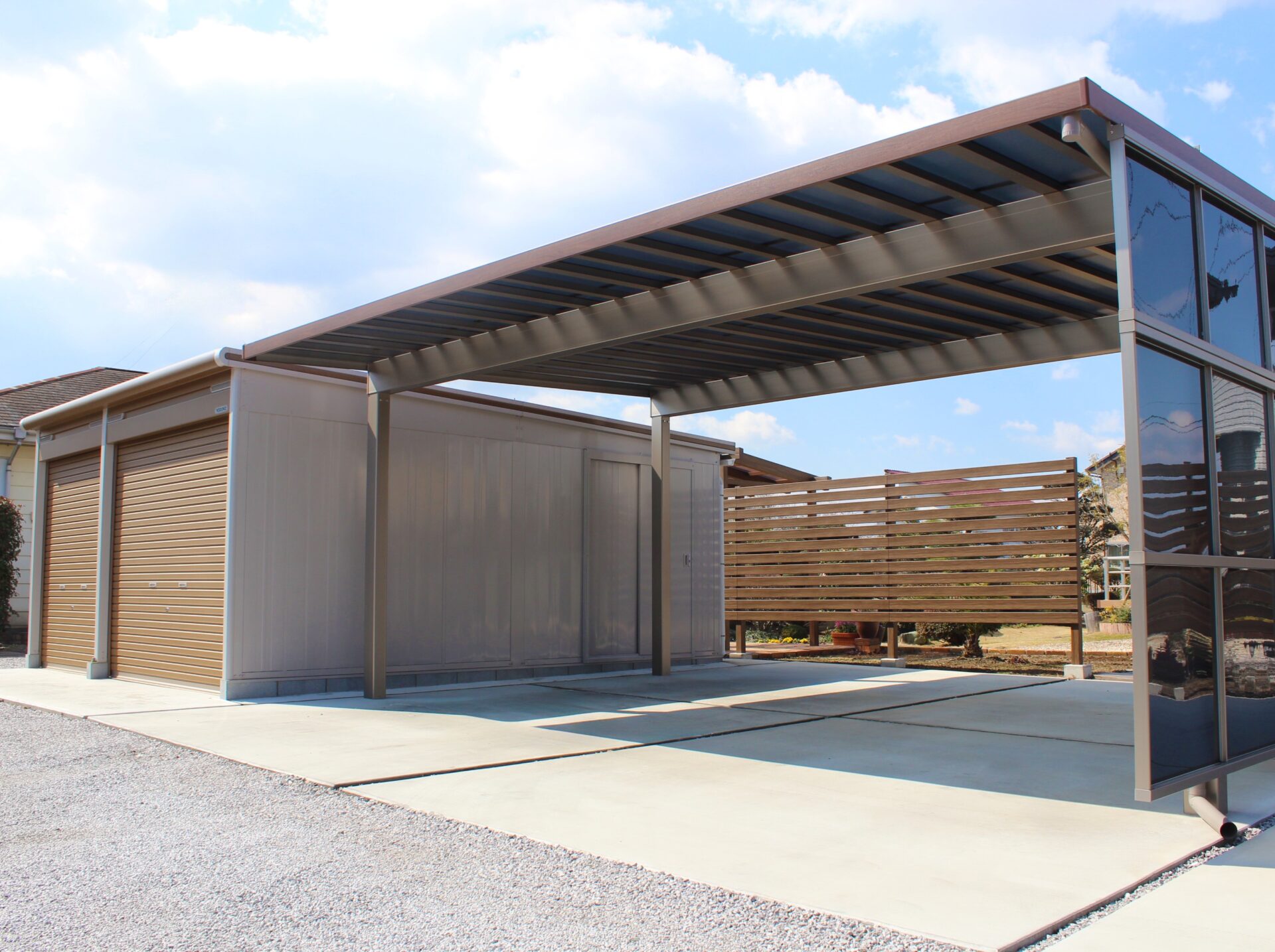 上里町　優雅なひとときを楽しむ「レンガ敷きパーゴラ風のテラス」の外構のカーポート