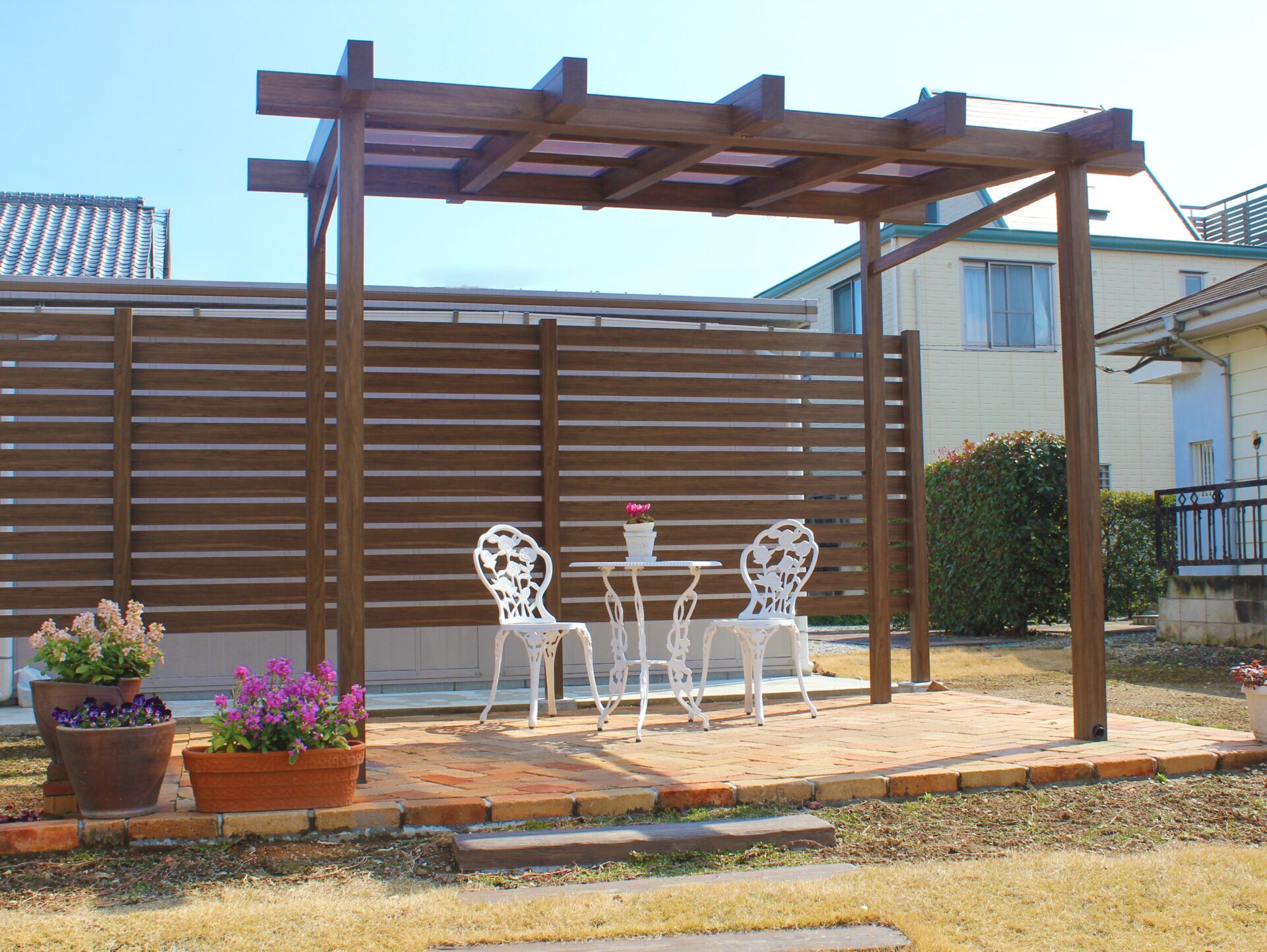 上里町　優雅なひとときを楽しむ「レンガ敷きパーゴラ風のテラス」の外構