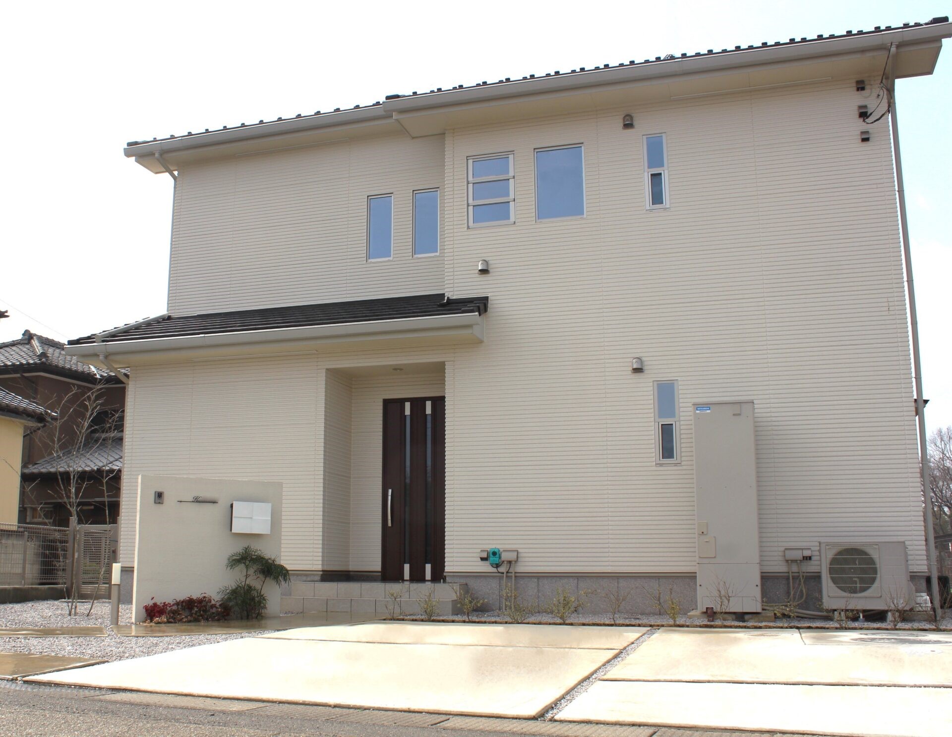 鴻巣市 白いオリジナル門柱とポストがあるナチュラルな印象のオープン外構