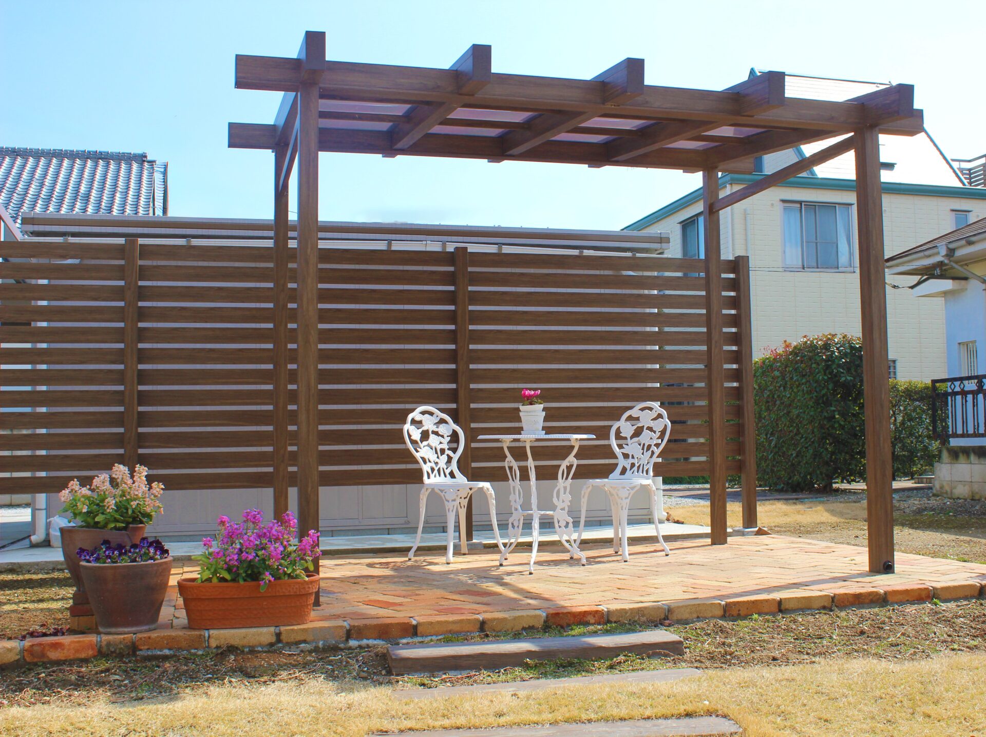 上里町　優雅なひとときを楽しむ「レンガ敷きパーゴラ風のテラス」の外構のパーゴラ