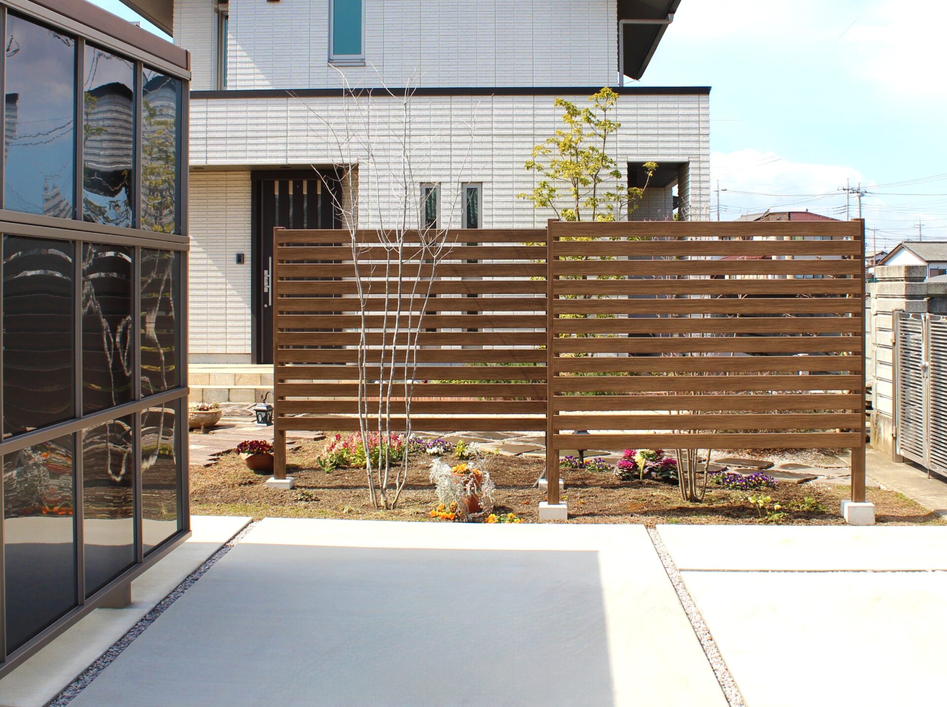上里町　優雅なひとときを楽しむ「レンガ敷きパーゴラ風のテラス」の外構の目隠しフェンス