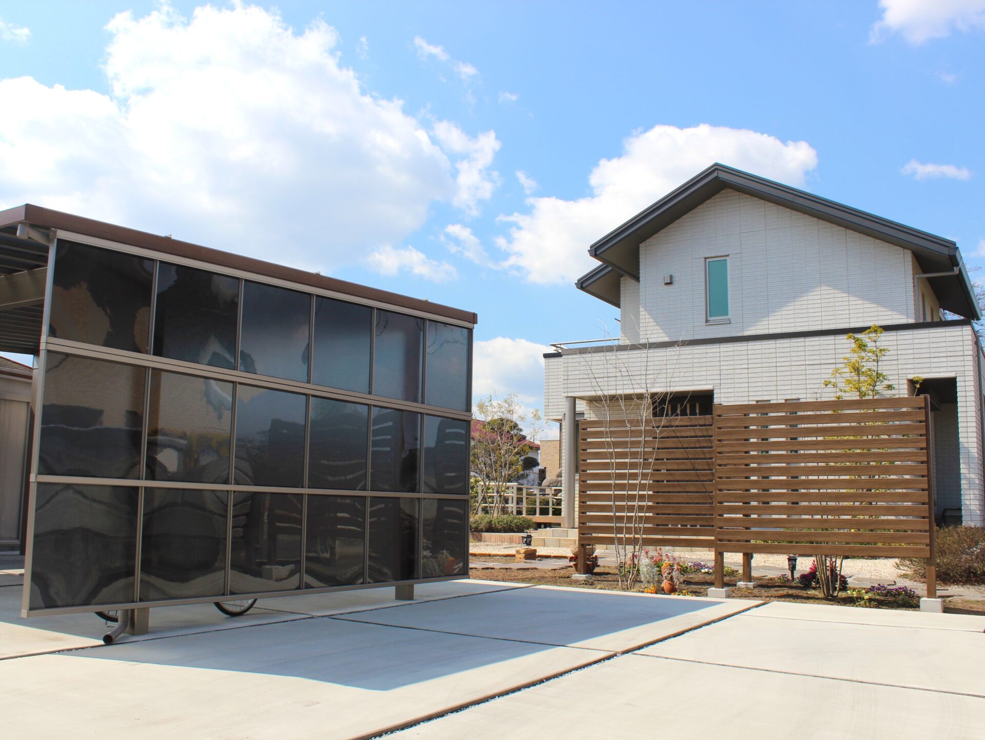 上里町　優雅なひとときを楽しむ「レンガ敷きパーゴラ風のテラス」の外構の全体