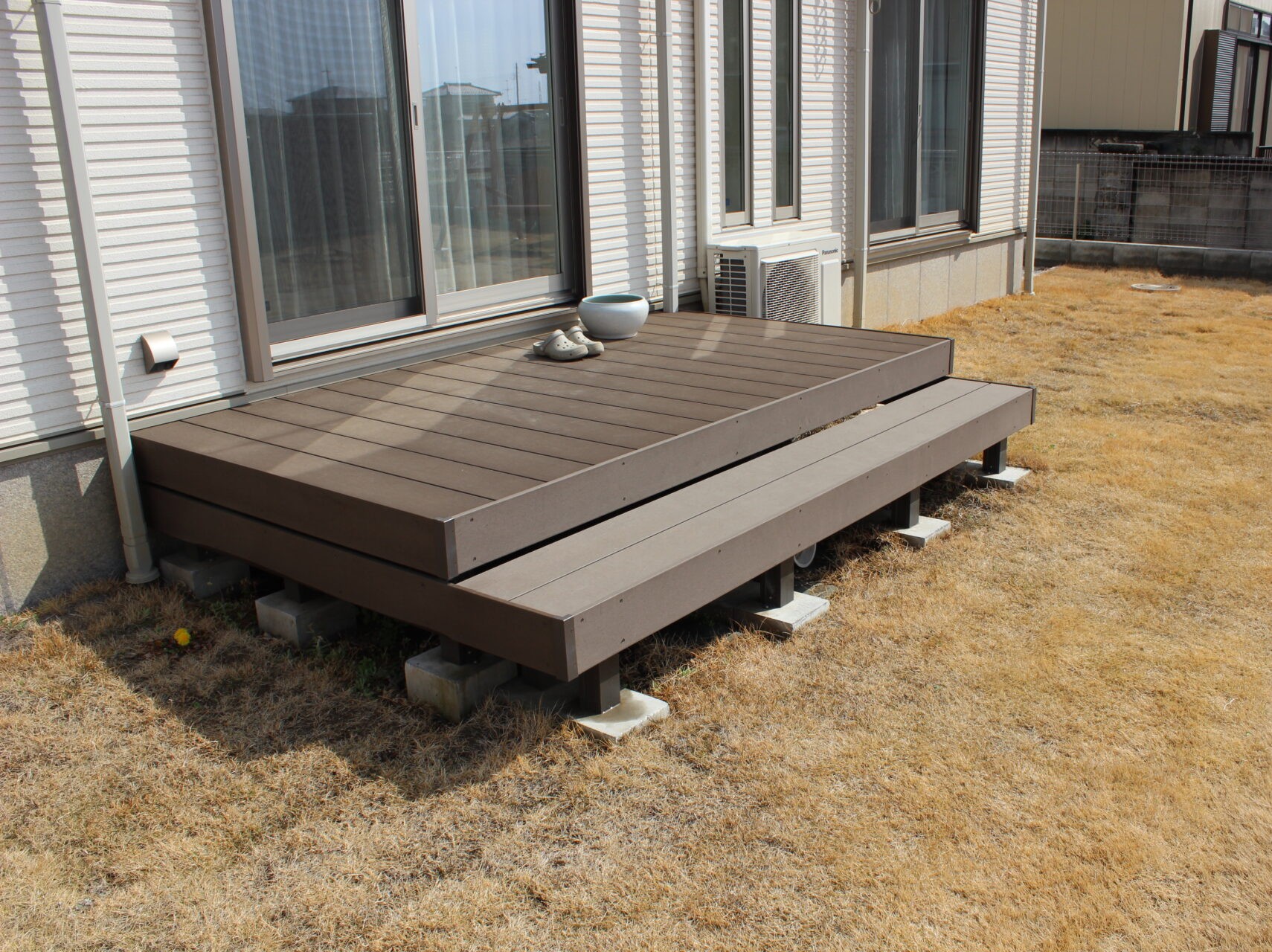 鴻巣市の施工事例、木調がおしゃれなウッドデッキ