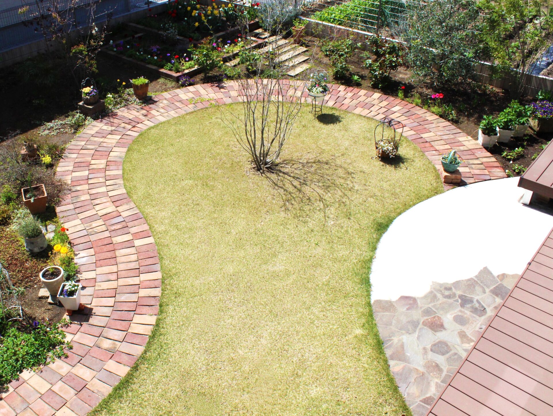 鴻巣市　レンガ造りの園路と花壇でガーデニングを楽しむお庭の園路全体