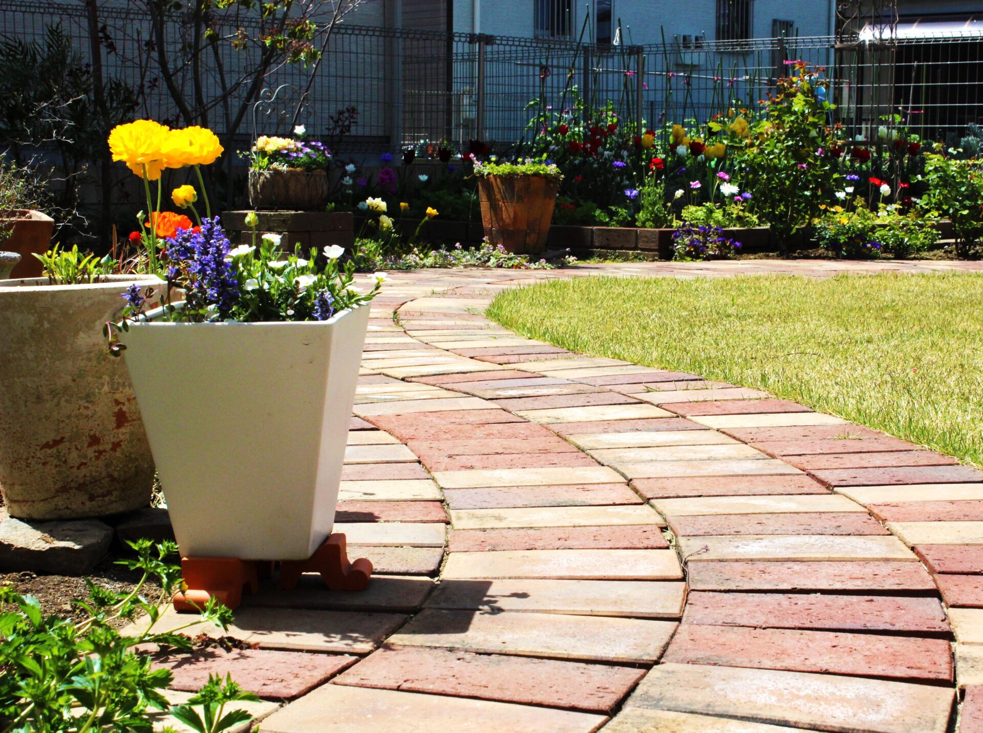 鴻巣市　レンガ造りの園路と花壇でガーデニングを楽しむお庭の園路