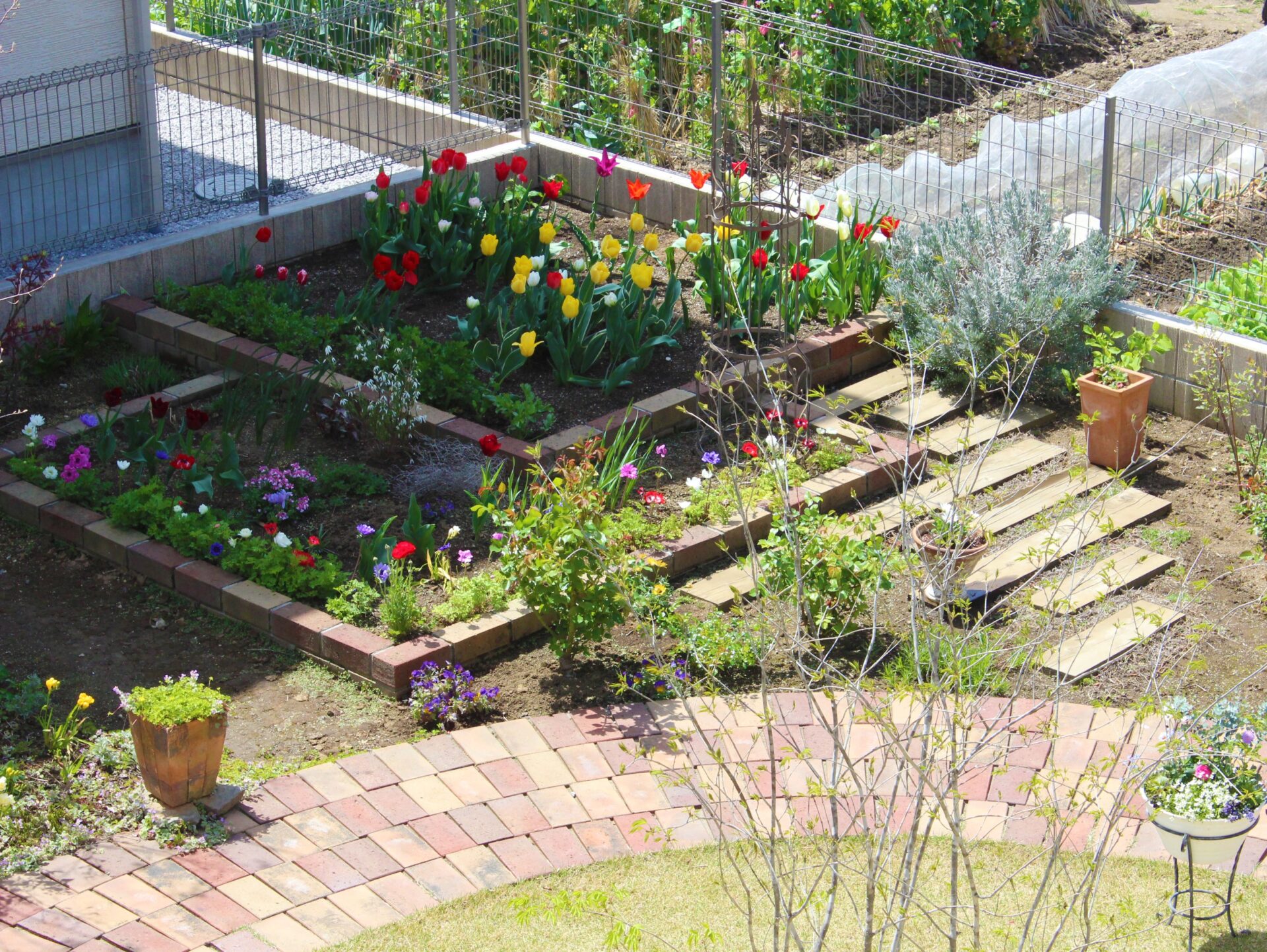 鴻巣市　2つの正方形を重ね合わせたおしゃれなレンガの花壇