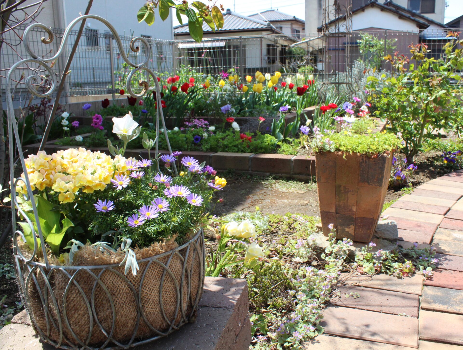 鴻巣市　レンガ造りの園路と花壇でガーデニングを楽しむお庭の花々