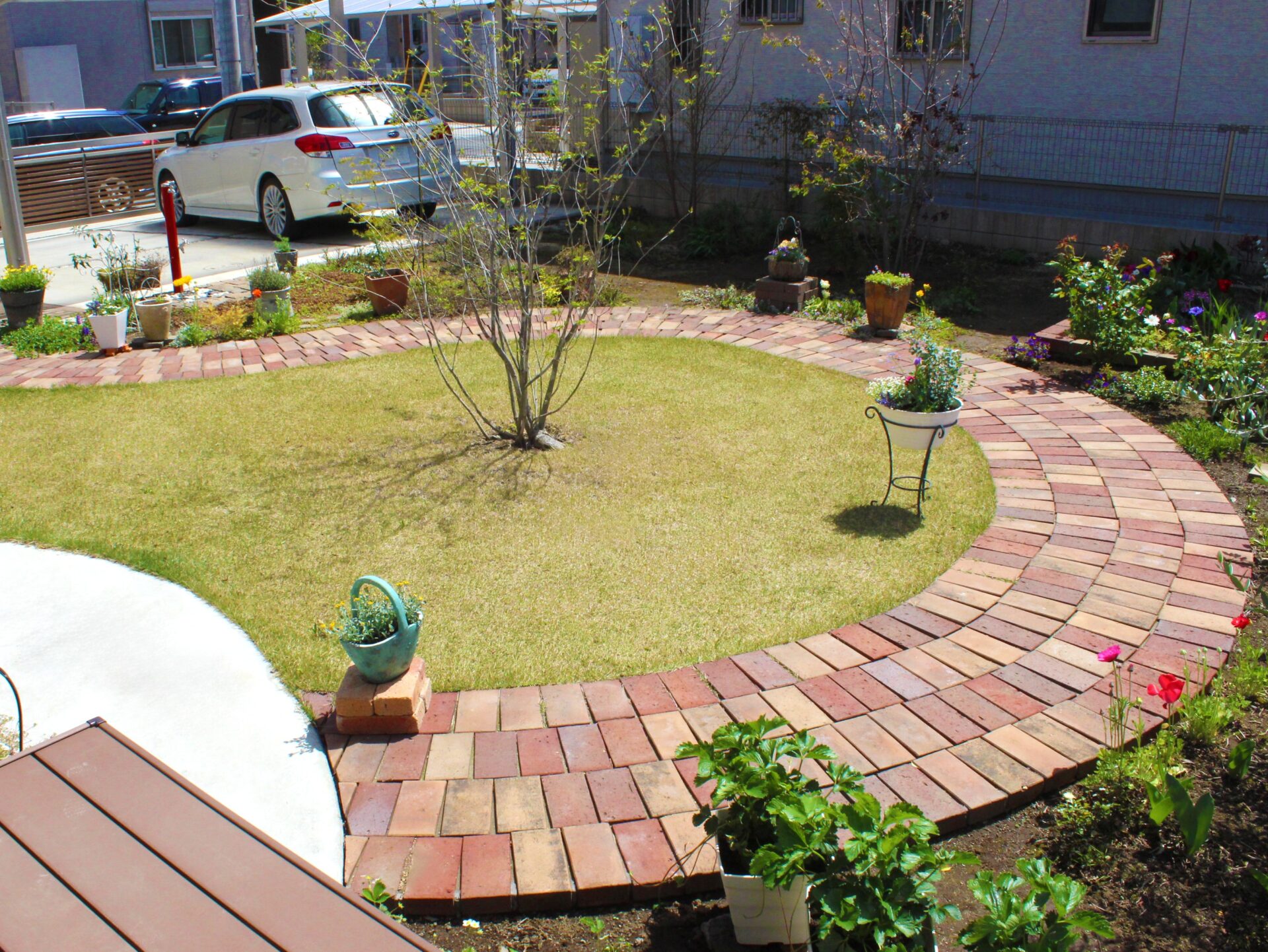 鴻巣市　レンガ造りの園路と花壇でガーデニングを楽しむお庭