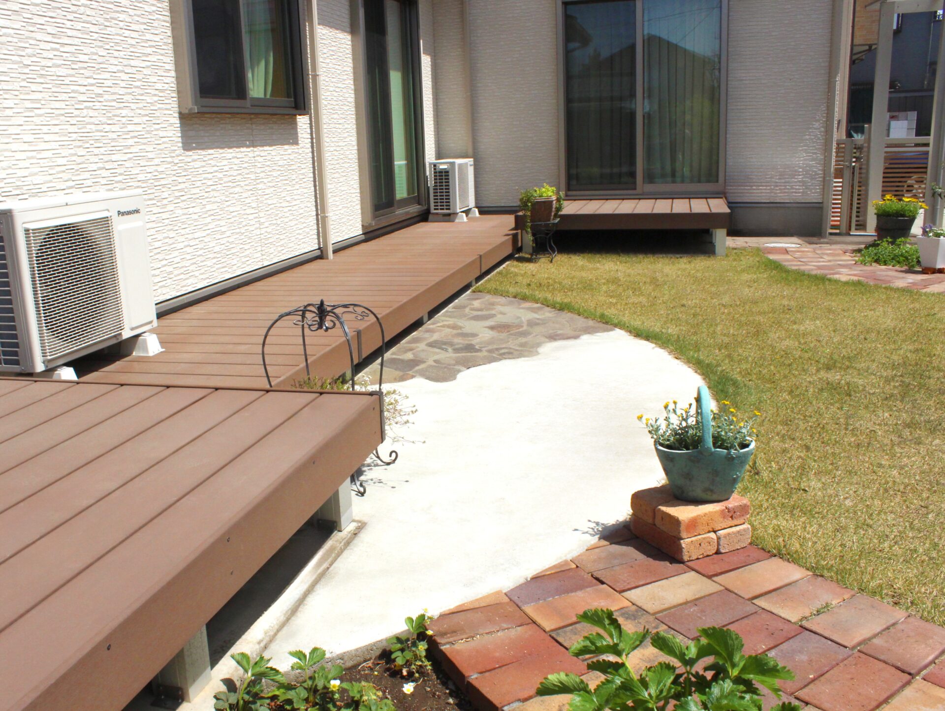 鴻巣市　レンガ造りの園路と花壇でガーデニングを楽しむお庭のデッキテラス前