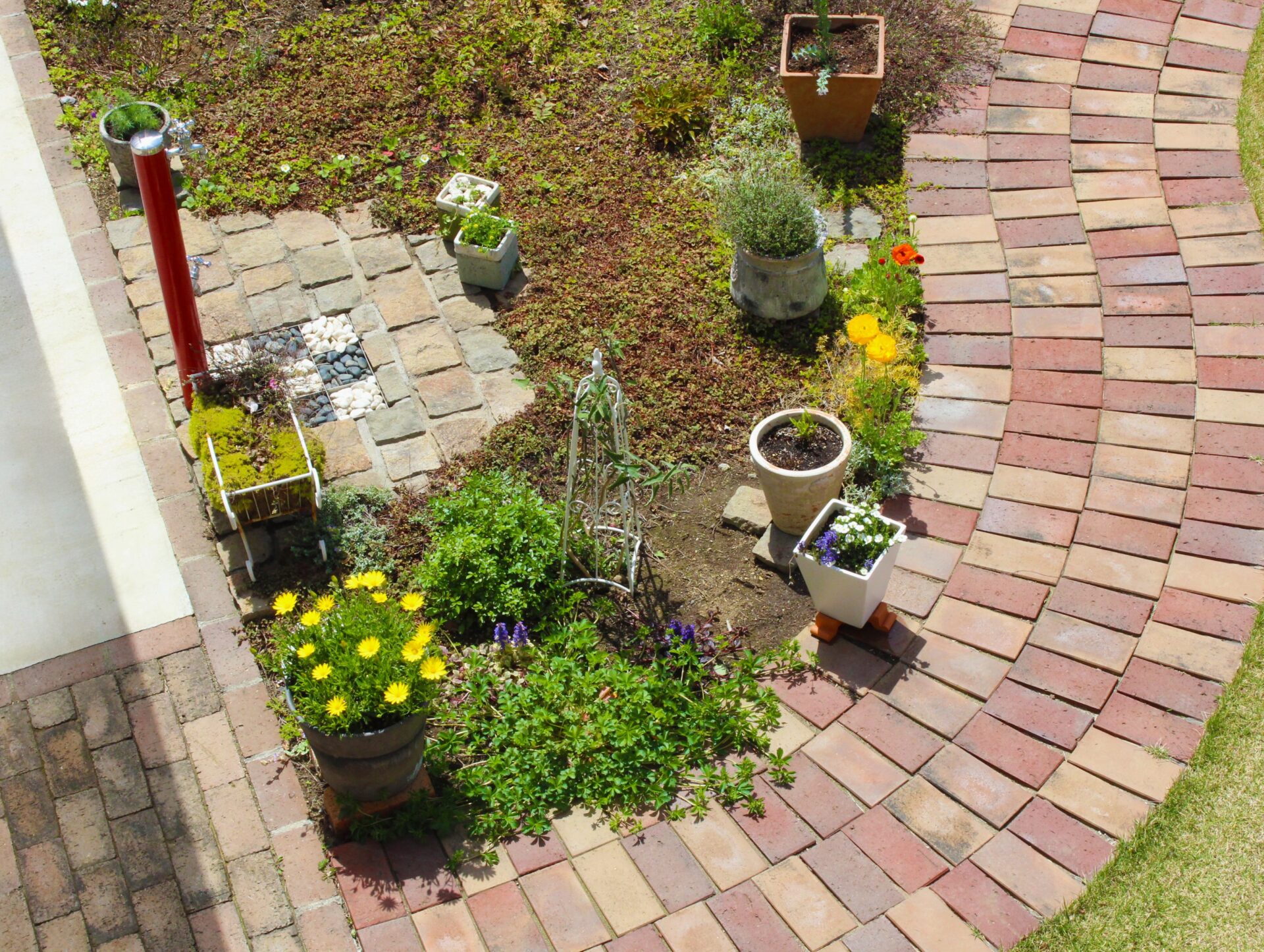 鴻巣市　レンガ造りの園路と花壇でガーデニングを楽しむお庭の植栽