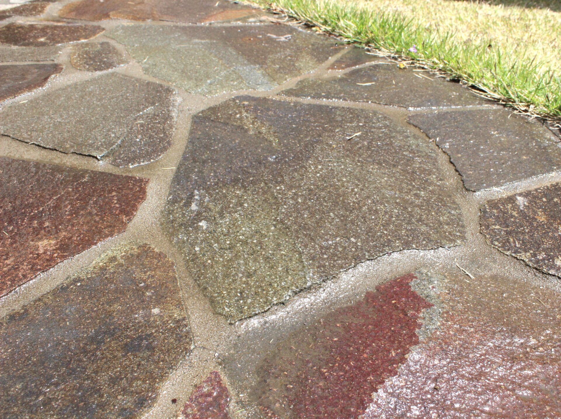 鴻巣市　レンガ造りの園路と花壇でガーデニングを楽しむお庭のデッキテラス前の乱形自然石