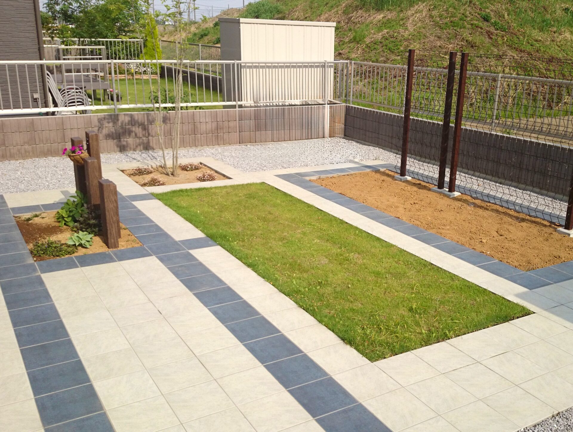 熊谷市　美しいタイルが広がるローメンテナンスが嬉しいお庭の全体
