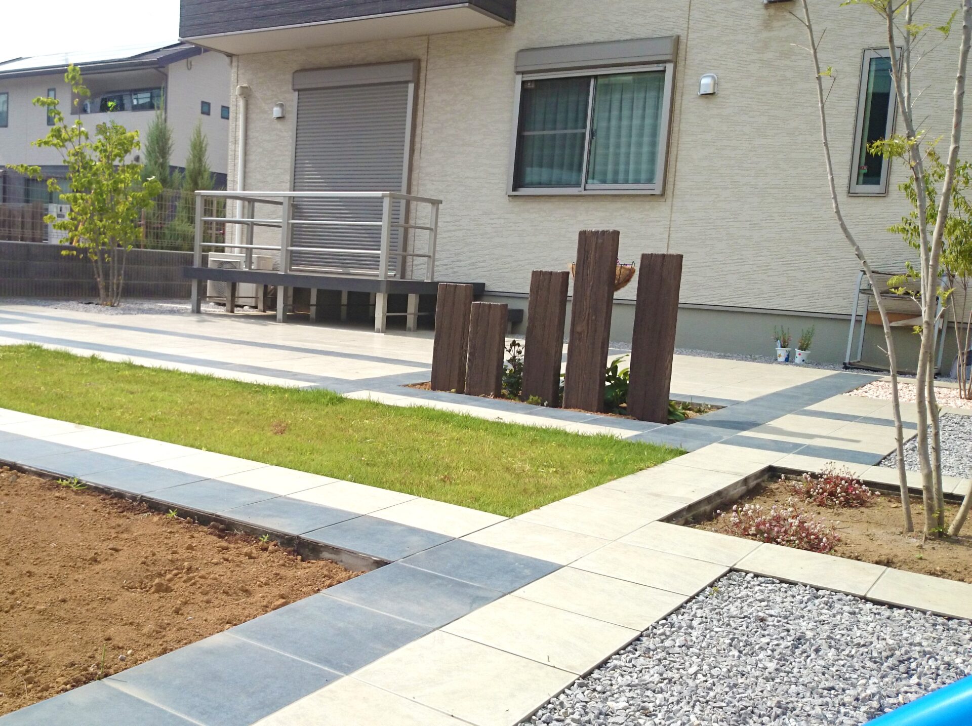 熊谷市　美しいタイルが広がるローメンテナンスが嬉しいお庭の全体を反対から