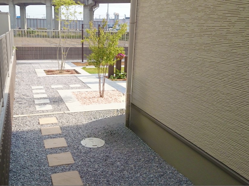 熊谷市　美しいタイルが広がるローメンテナンスが嬉しいお庭へ続くアプローチ