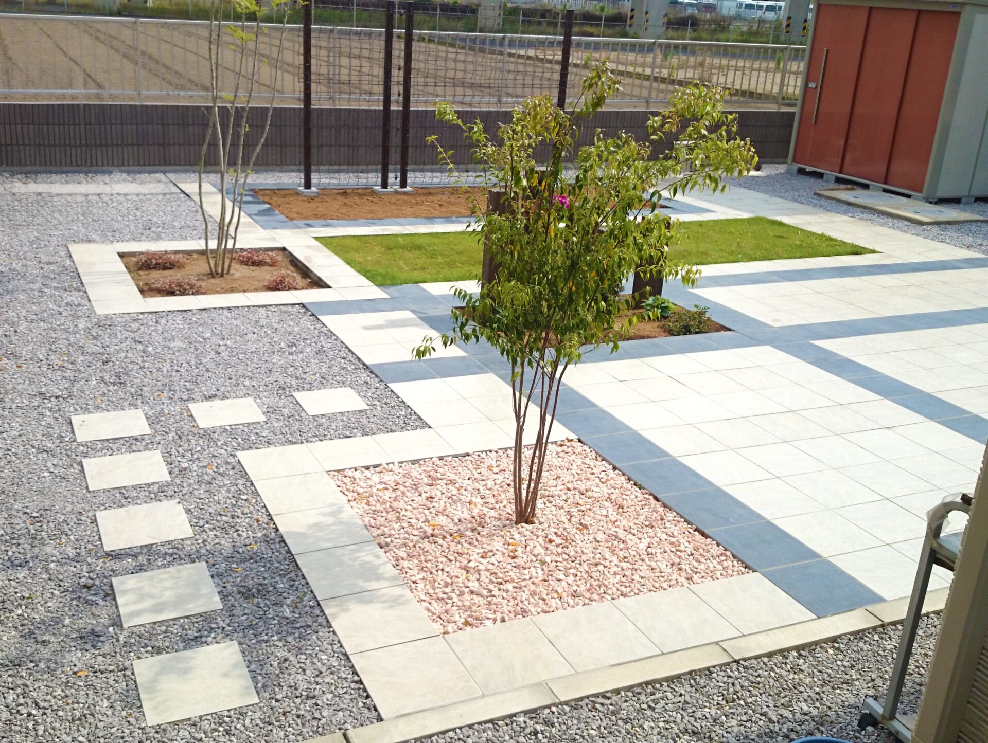 熊谷市　美しいタイルが広がるローメンテナンスが嬉しいお庭の植栽スペース