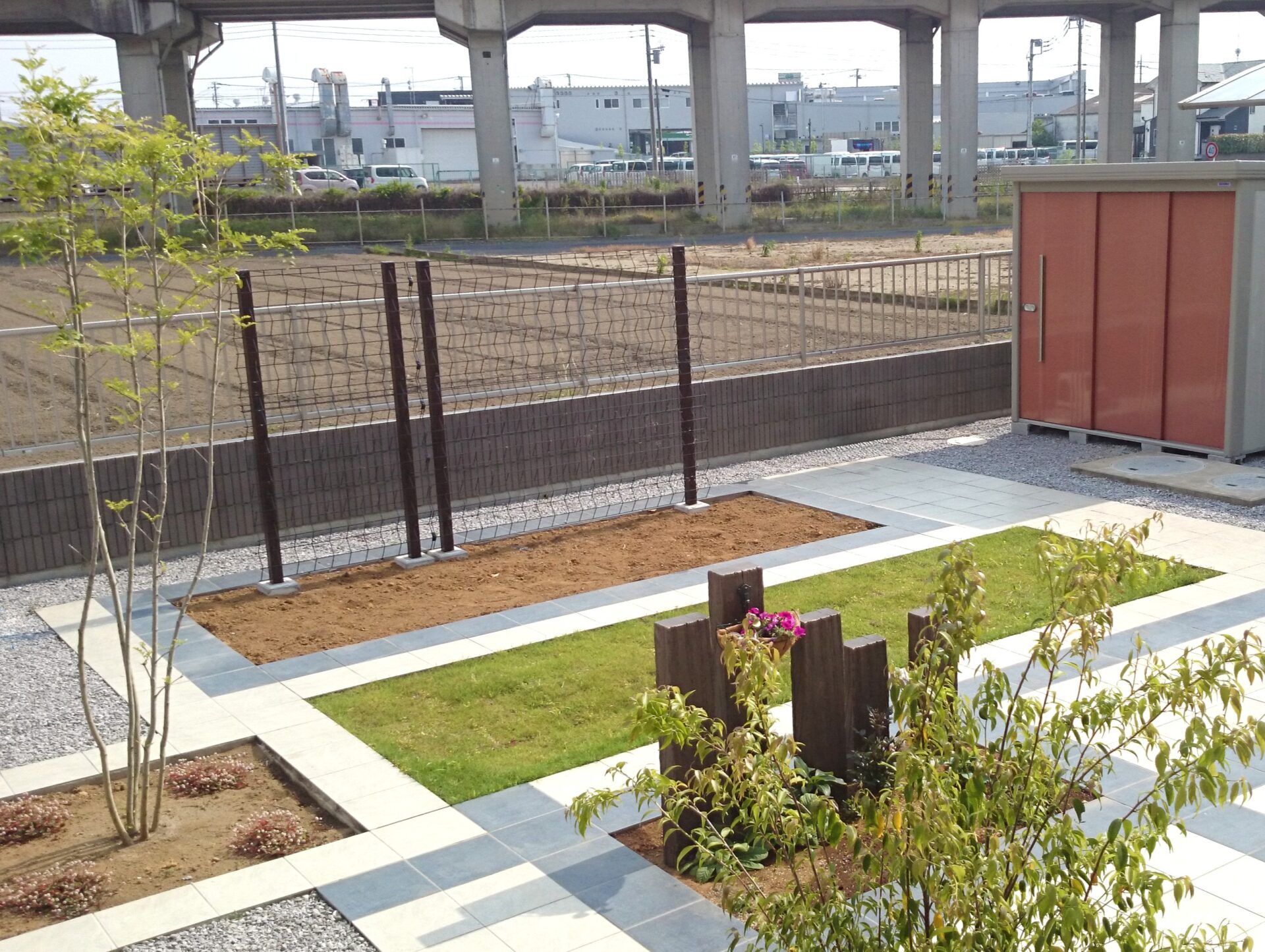 熊谷市　美しいタイルが広がるローメンテナンスが嬉しいお庭　