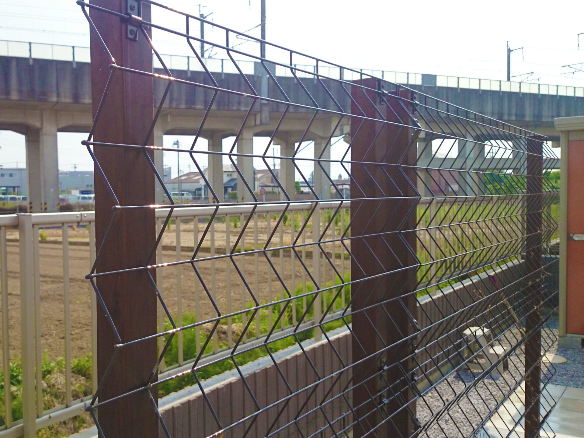 熊谷市　美しいタイルが広がるローメンテナンスが嬉しいお庭の緑化フェンス