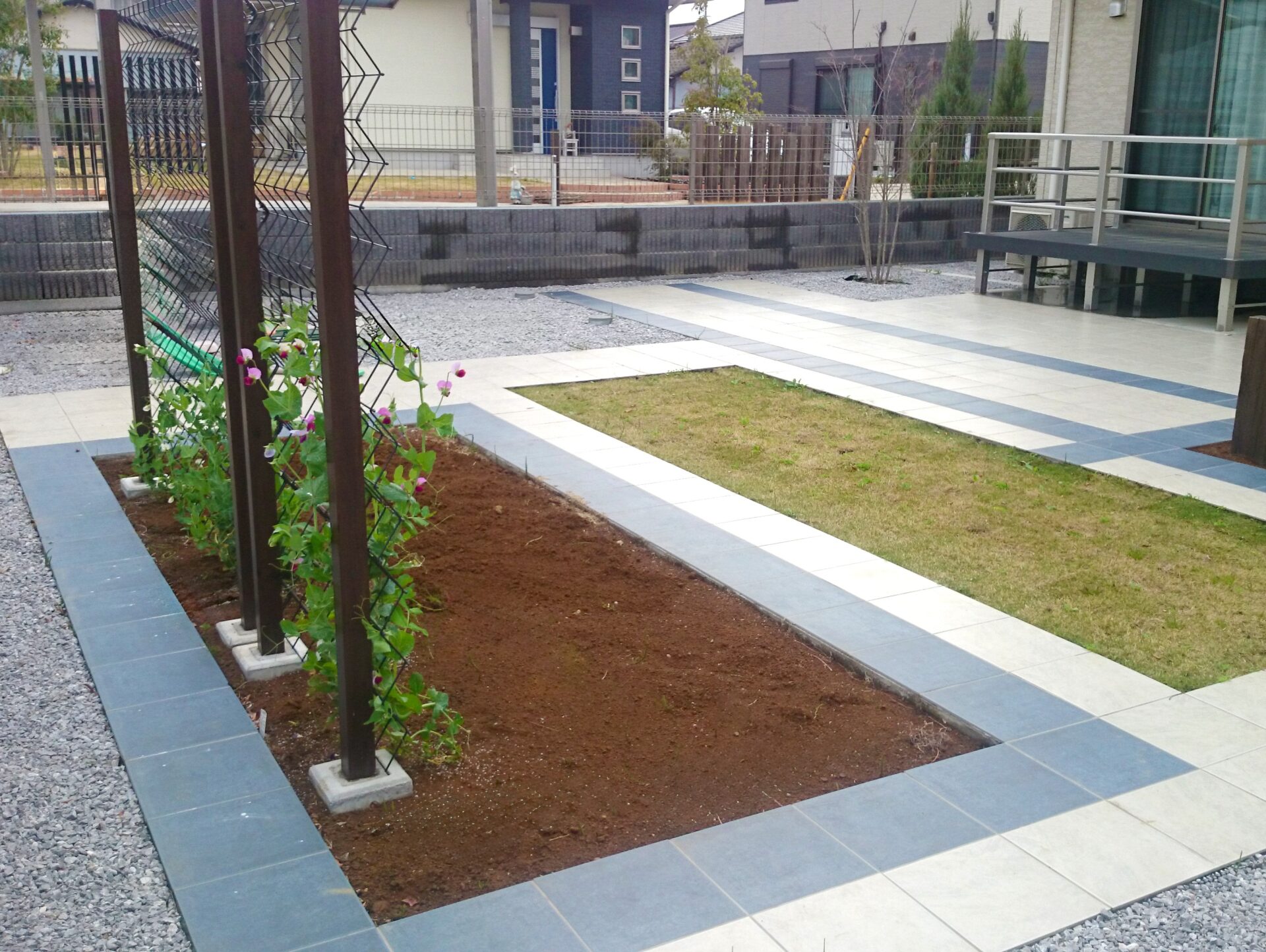 熊谷市　美しいタイルが広がるローメンテナンスが嬉しいお庭の緑化フェンスに植物が