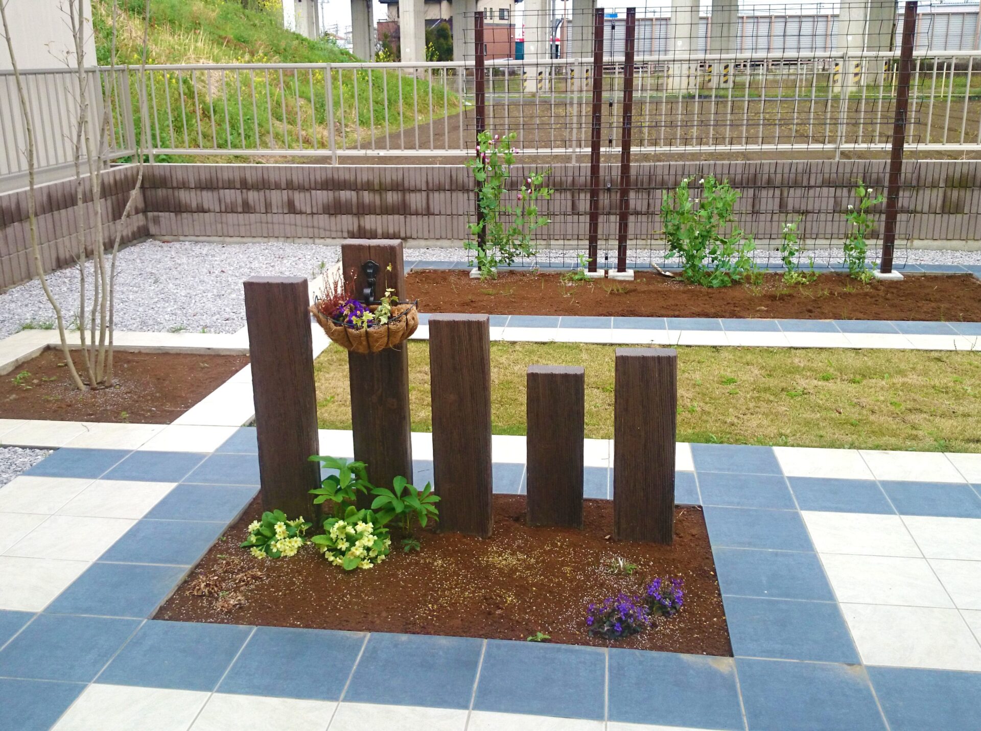 熊谷市　美しいタイルが広がるローメンテナンスが嬉しいお庭の模擬枕木の花壇