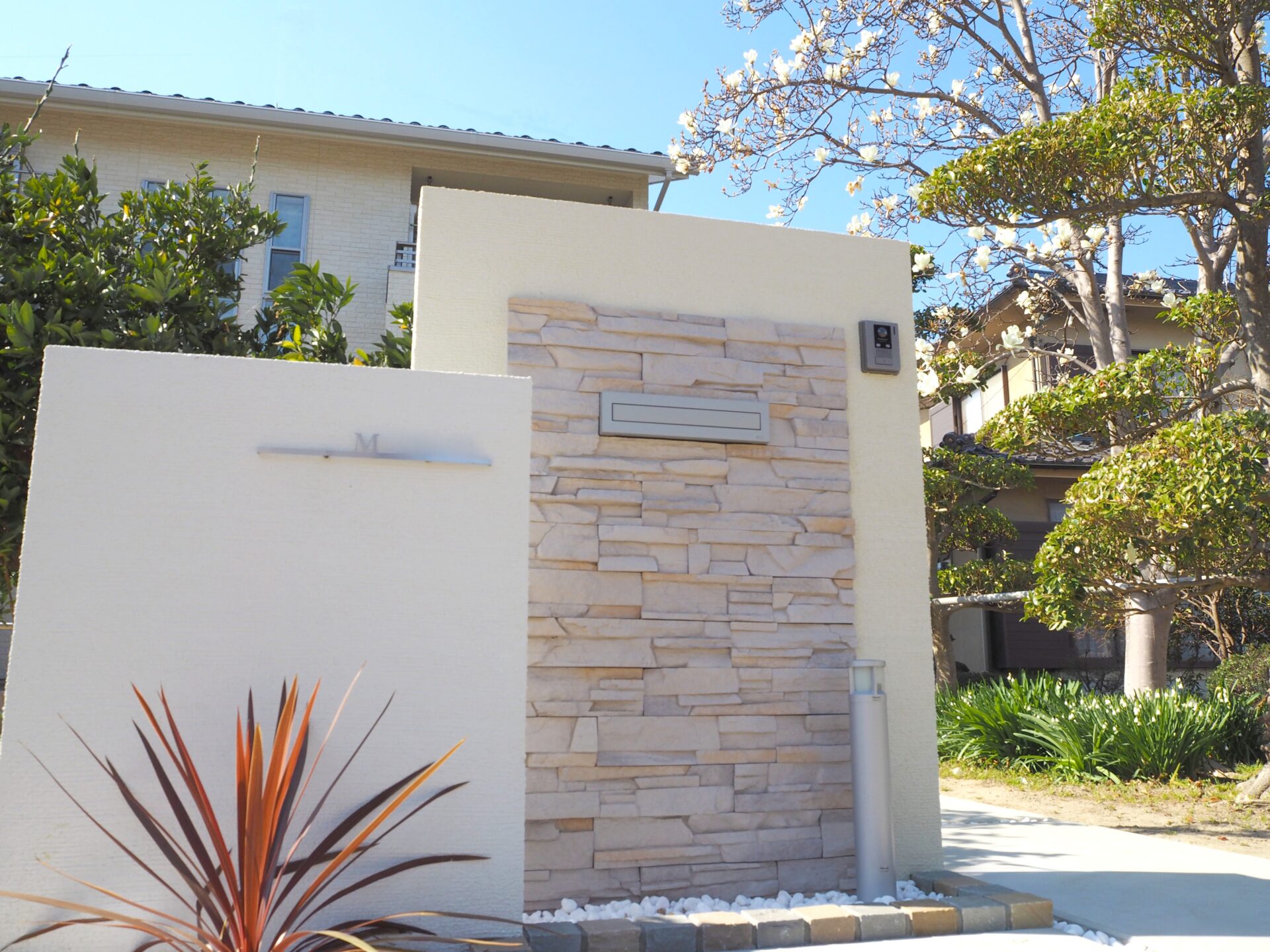 熊谷市　リゾート風の素敵な塗り壁門柱