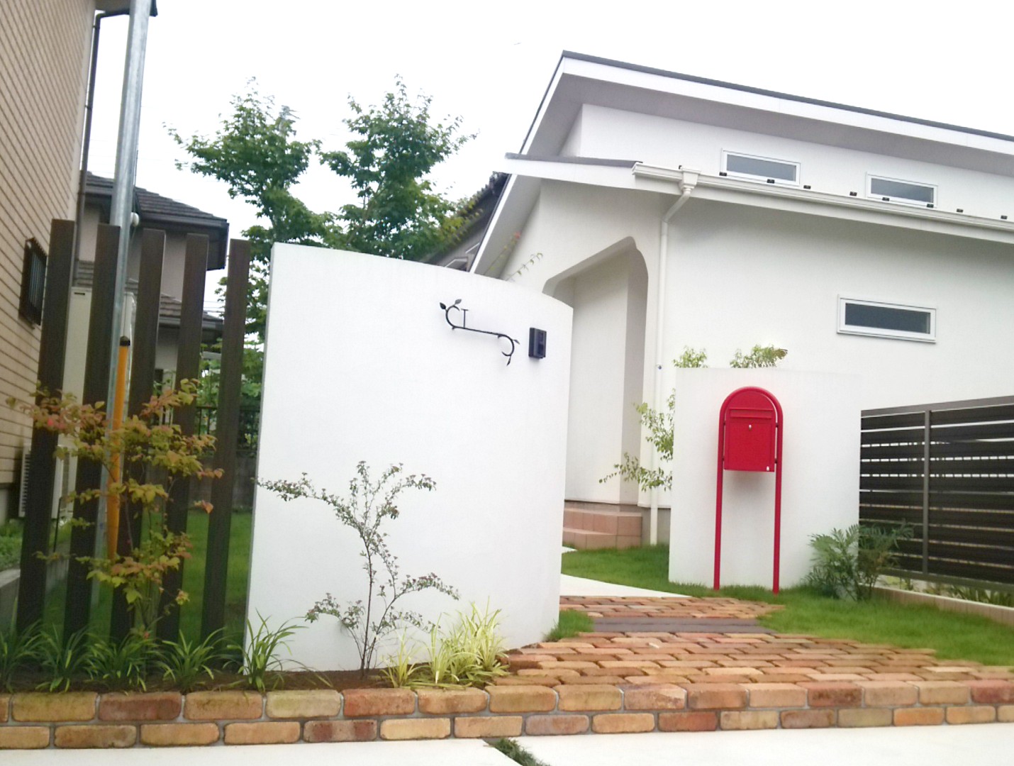 熊谷市　2枚の塗壁とレンガ敷きのアプローチが印象的なナチュラル外構の門まわり