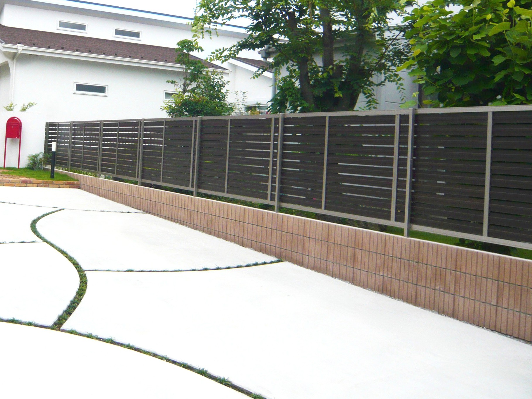 熊谷市　2枚の塗壁とレンガ敷きのアプローチが印象的なナチュラル外構のフェンス