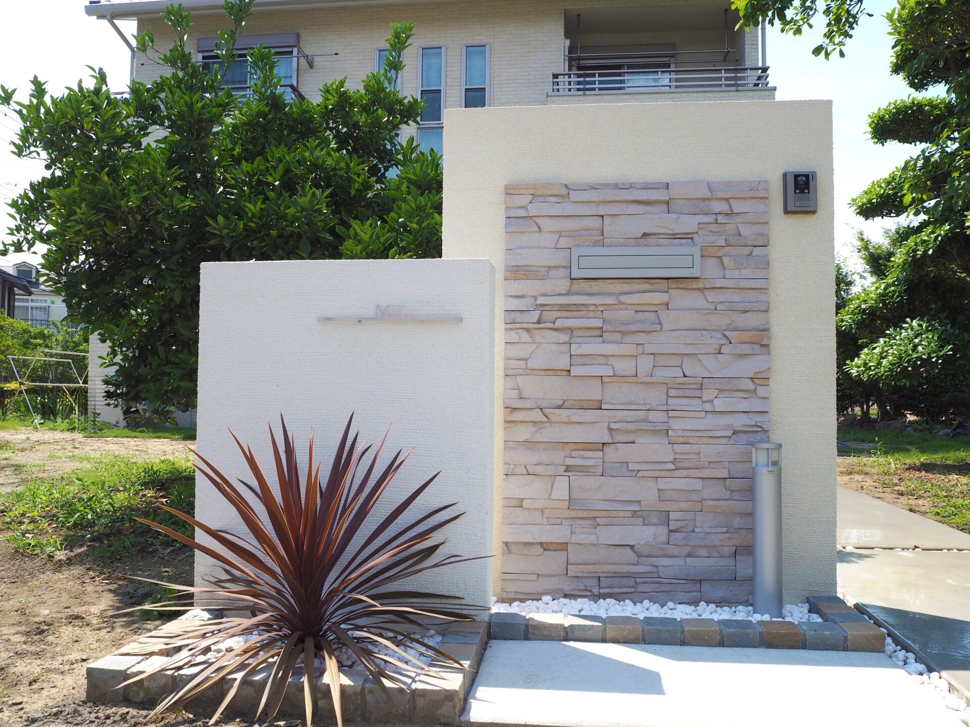 熊谷市　リゾート風の素敵な塗り壁門柱の正面