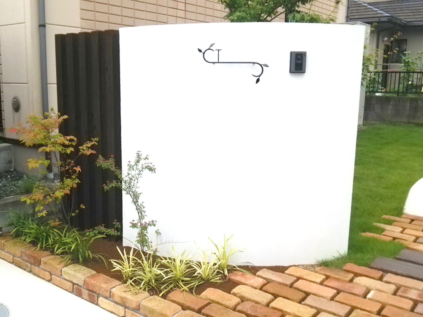 熊谷市　2枚の塗壁とレンガ敷きのアプローチが印象的なナチュラル外構のオリジナル門柱