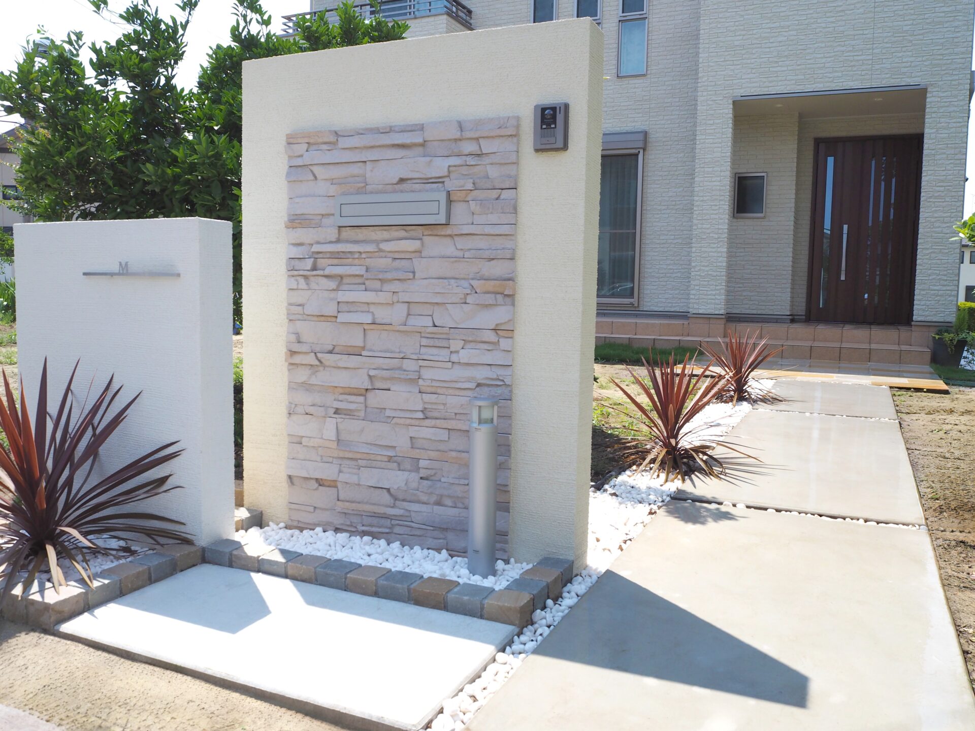 熊谷市　リゾート風の素敵な塗り壁門柱がある外構のアプローチ