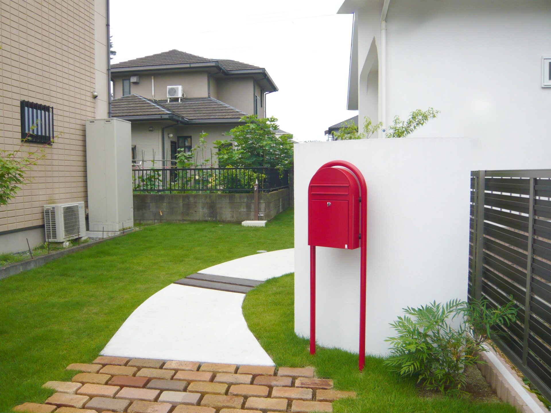 熊谷市　2枚の塗壁とレンガ敷きのアプローチが印象的なナチュラル外構のポスト