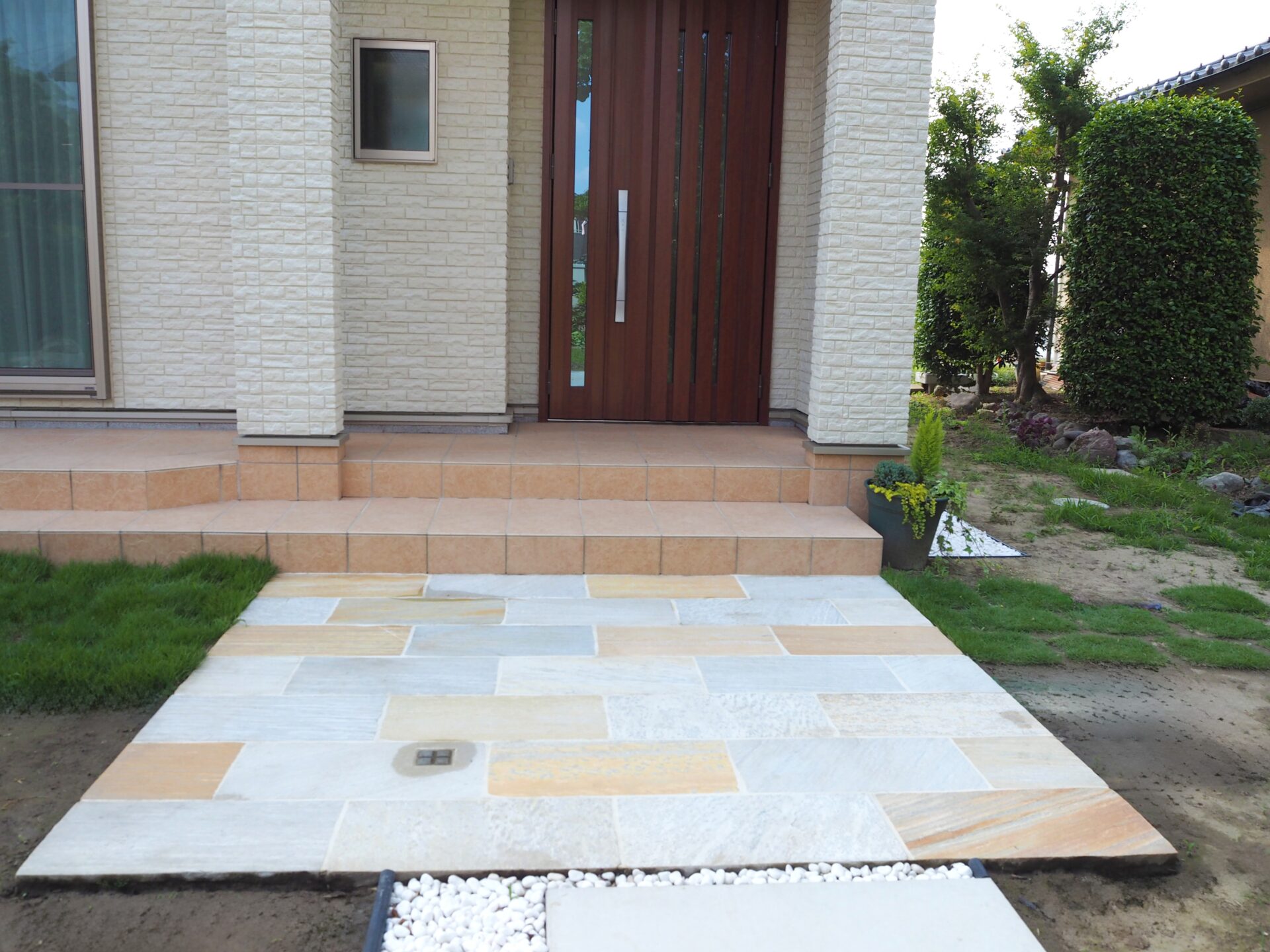 熊谷市　リゾート風の素敵な塗り壁門柱がある外構の玄関前