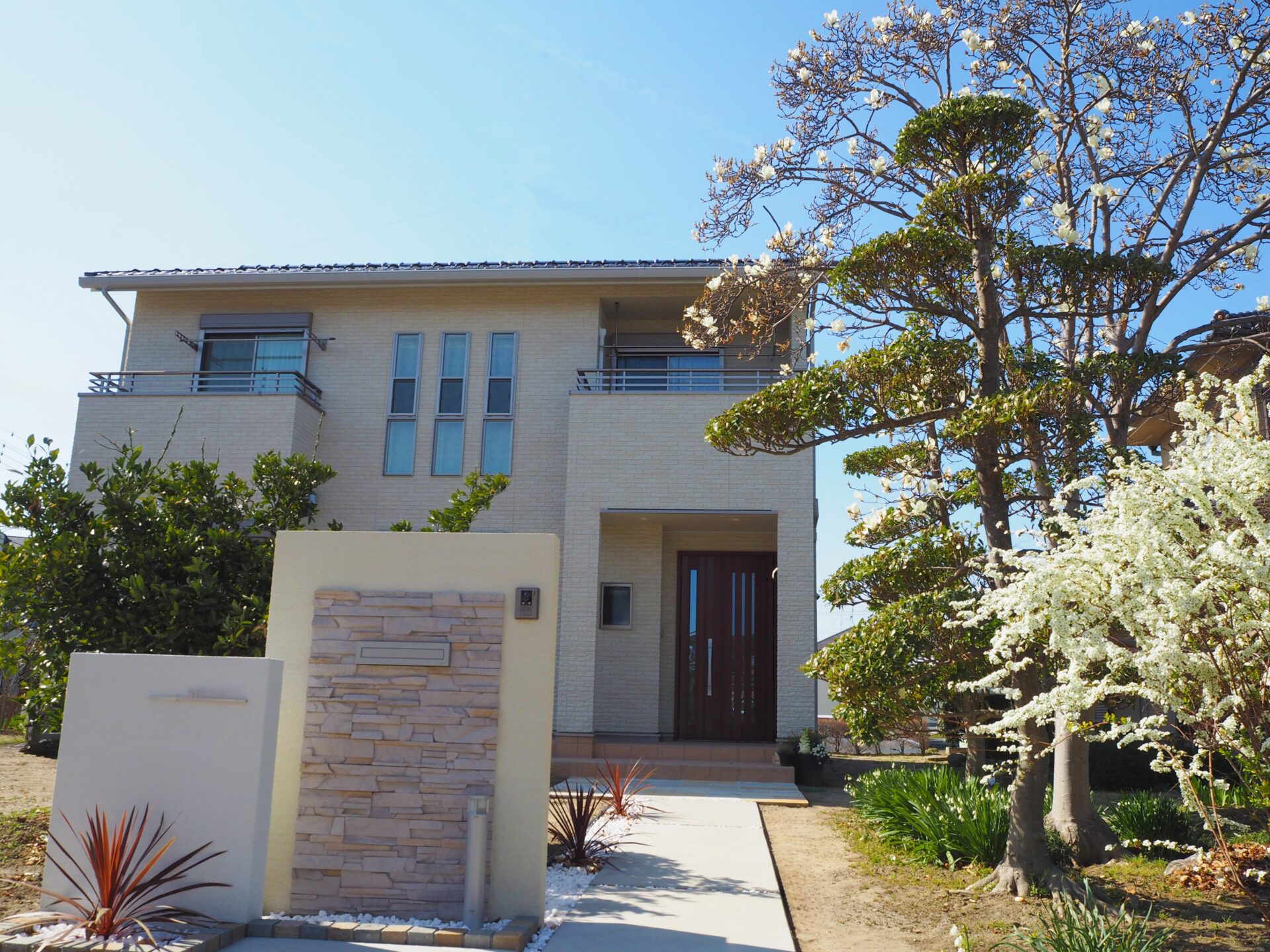 熊谷市 リゾート風の素敵な塗り壁門柱がお出迎え