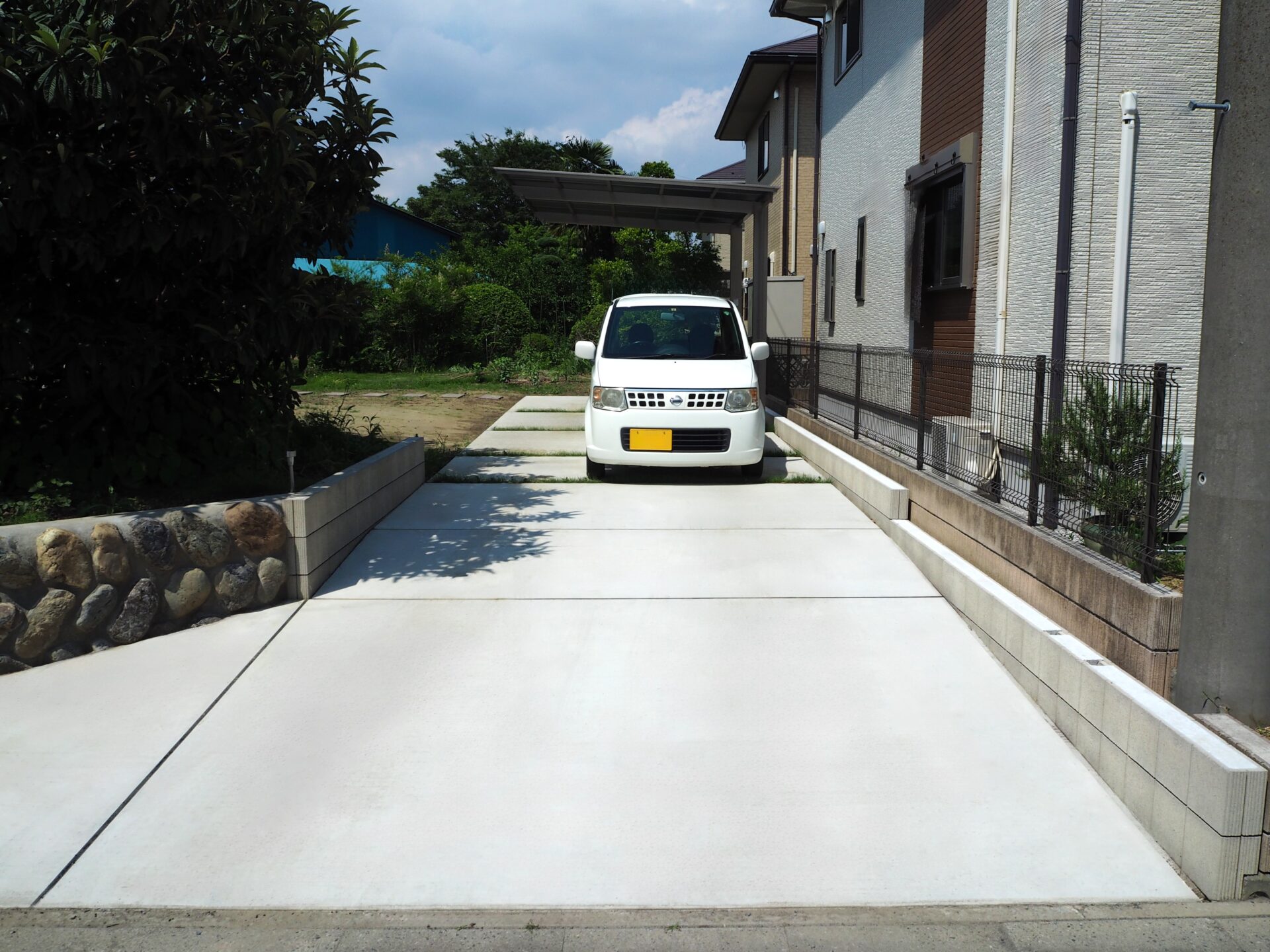 熊谷市　リゾート風の素敵な塗り壁門柱がある外構の駐車スペース